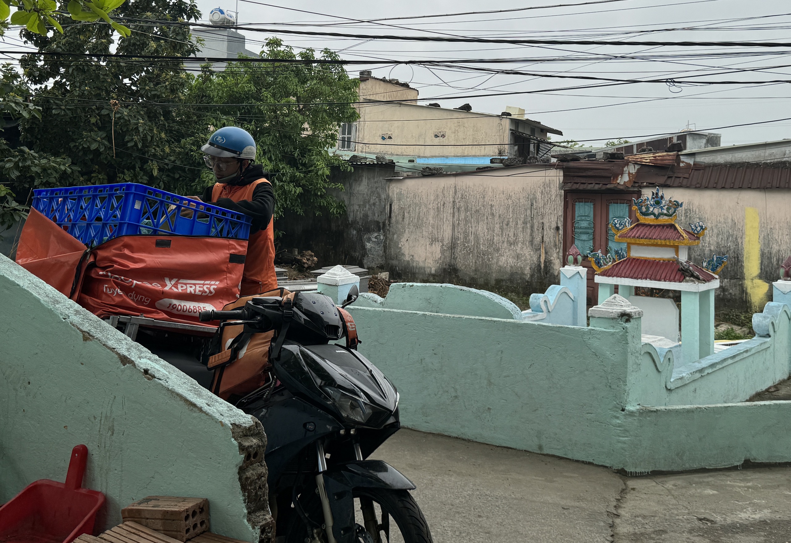Ớn lạnh cảnh khu dân cư xen lẫn hàng ngàn ngôi mộ ở Đà Nẵng- Ảnh 8.