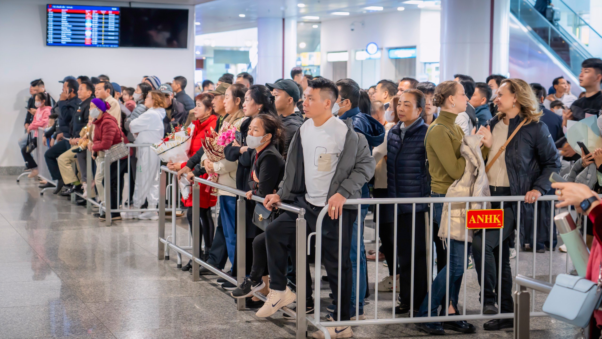 Người nhà hành khách cần tuân thủ theo hướng dẫn để đón, tiễn đúng khu vực quy định, đảm bảo an ninh trật tự tại Cảng