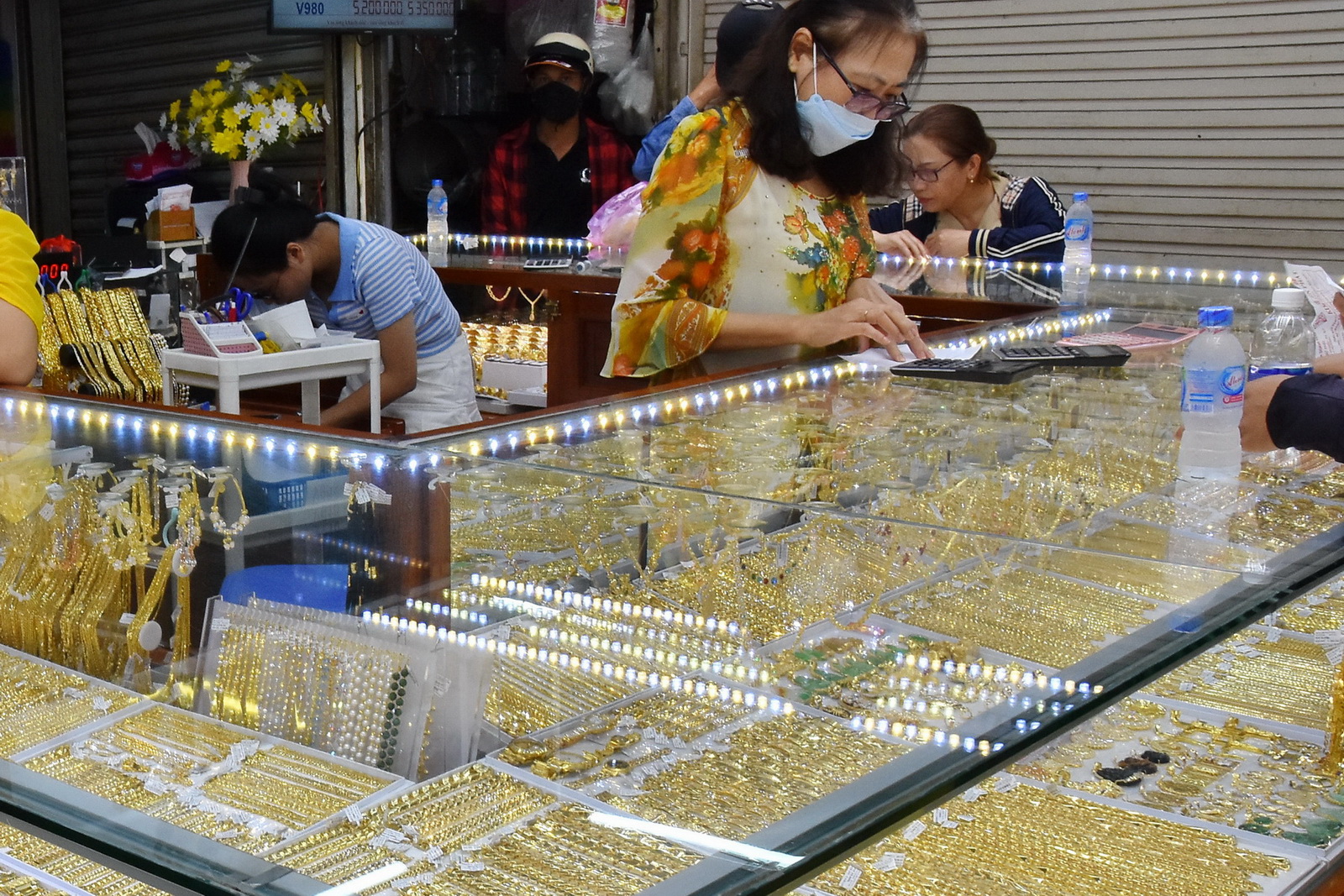 Giá vàng hôm nay, 24-2: Bật tăng trở lại- Ảnh 1.