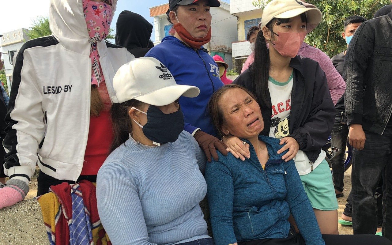 NÓNG: Tàu cá va chạm với tàu hàng, 9 ngư dân thương vong