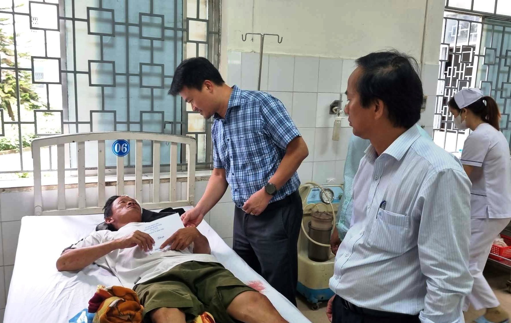 Ngư d&acirc;n kể lại gi&acirc;y ph&uacute;t kinh ho&agrave;ng l&uacute;c t&agrave;u c&aacute; bị đ&acirc;m ch&igrave;m giữa biển- Ảnh 3.