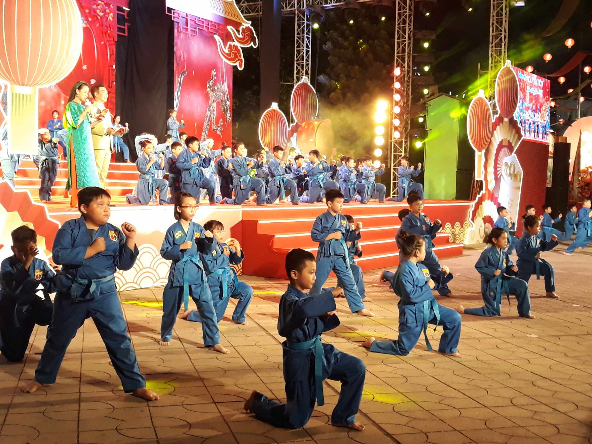 Tưng bừng