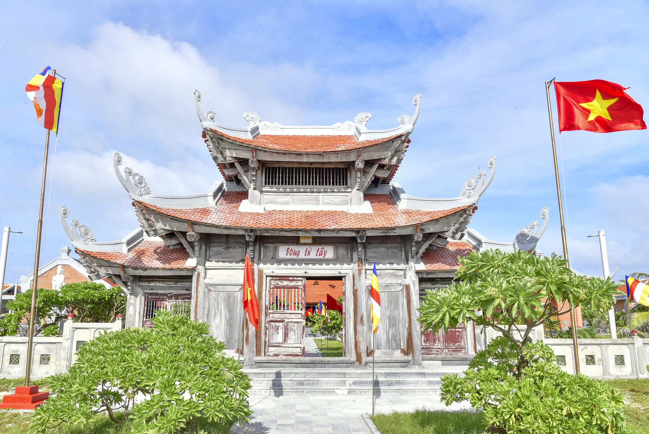 Cờ Tổ quốc được treo trang trọng ở Ch&ugrave;a Song Tử T&acirc;y, l&agrave; hiện th&acirc;n của hệ gi&aacute; trị văn h&oacute;a truyền thống, &yacute; thức tr&aacute;ch nhiệm, quyết t&acirc;m giữ vững chủ quyền biển, đảo thi&ecirc;ng li&ecirc;ng, mảnh đất m&aacute;u thịt của Tổ quốc.