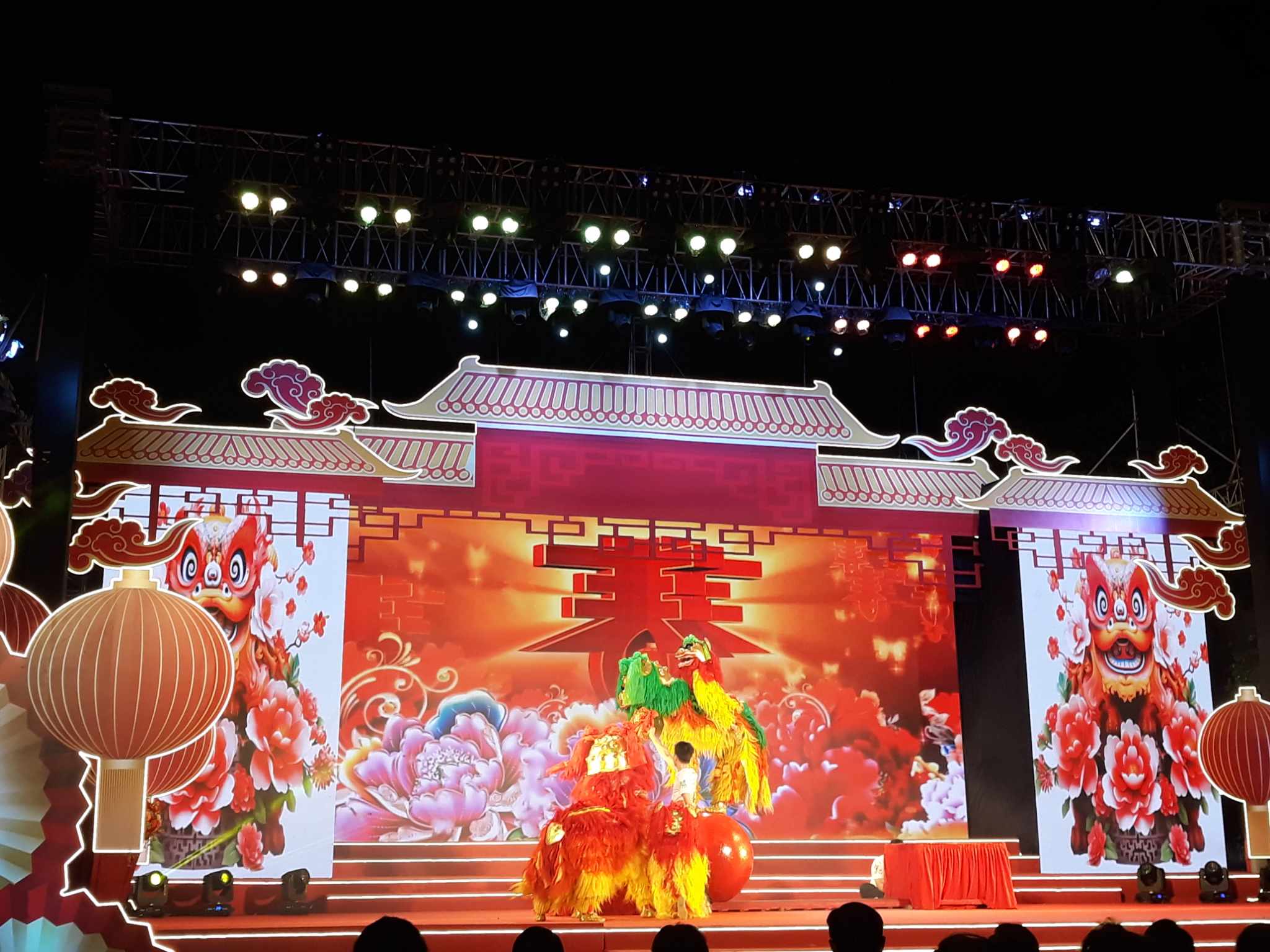 Tưng bừng