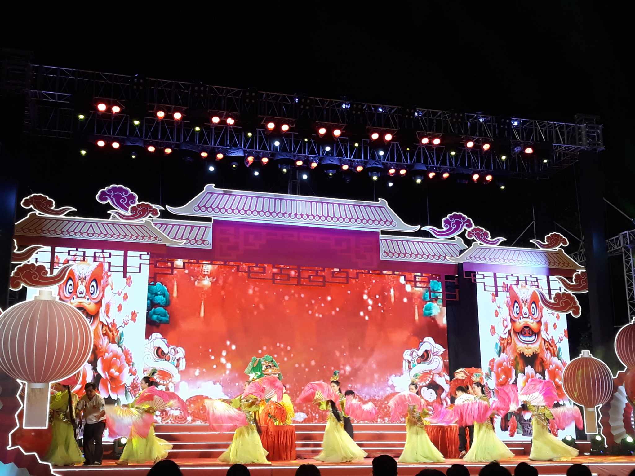 Tưng bừng