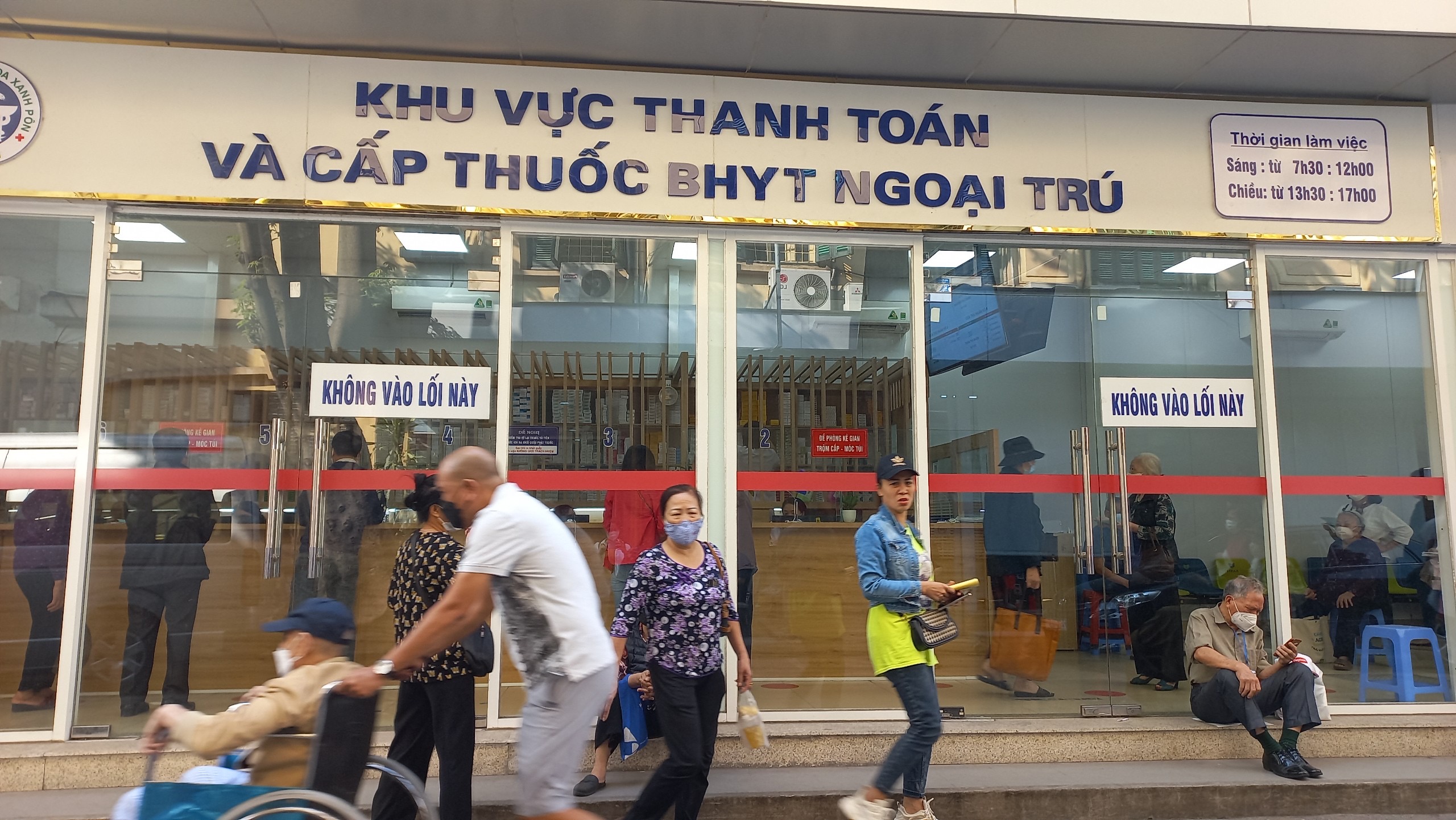 Kh&aacute;m chữa bệnh BHYT ngoại tr&uacute; tr&aacute;i tuyến sẽ được quỹ chi trả?- Ảnh 2.