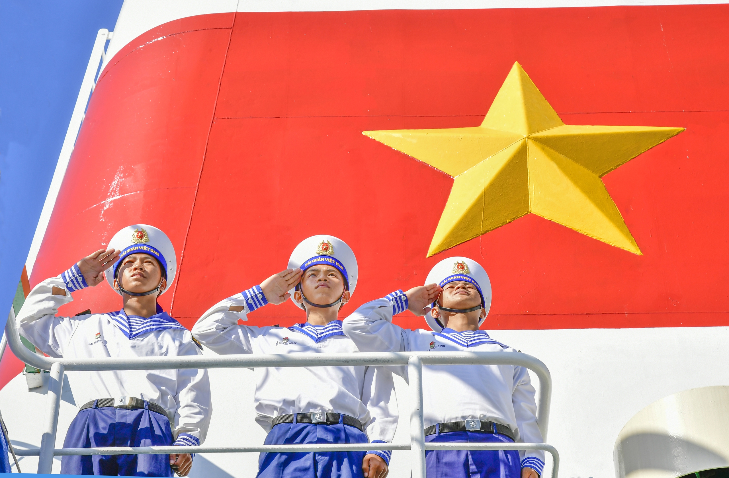 Chiến sĩ Lữ đo&agrave;n 146, V&ugrave;ng 4 Hải qu&acirc;n thực hiện nghi thức ch&agrave;o cờ trước khi ra đảo thực hiện nhiệm vụ.