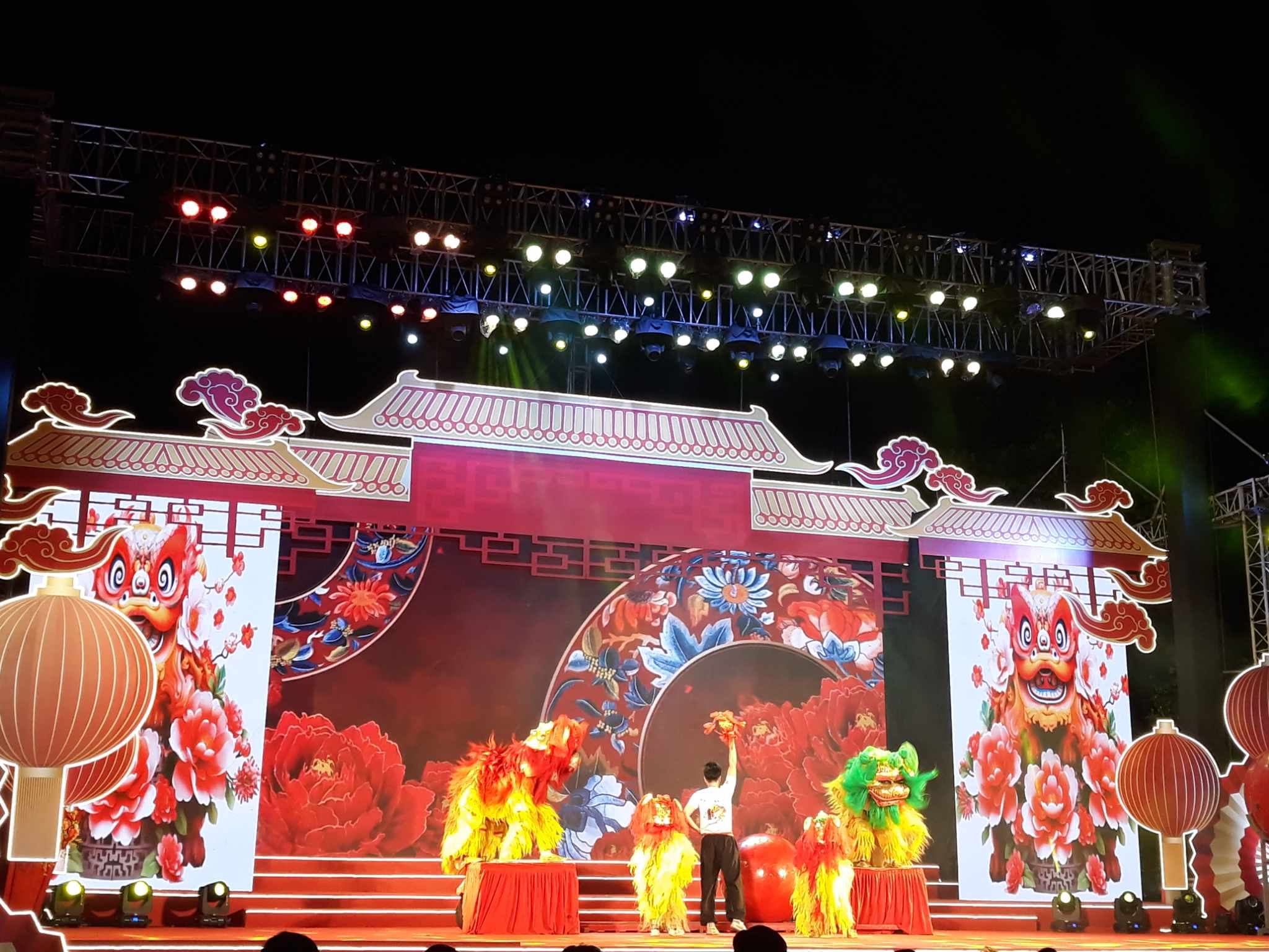 Tưng bừng