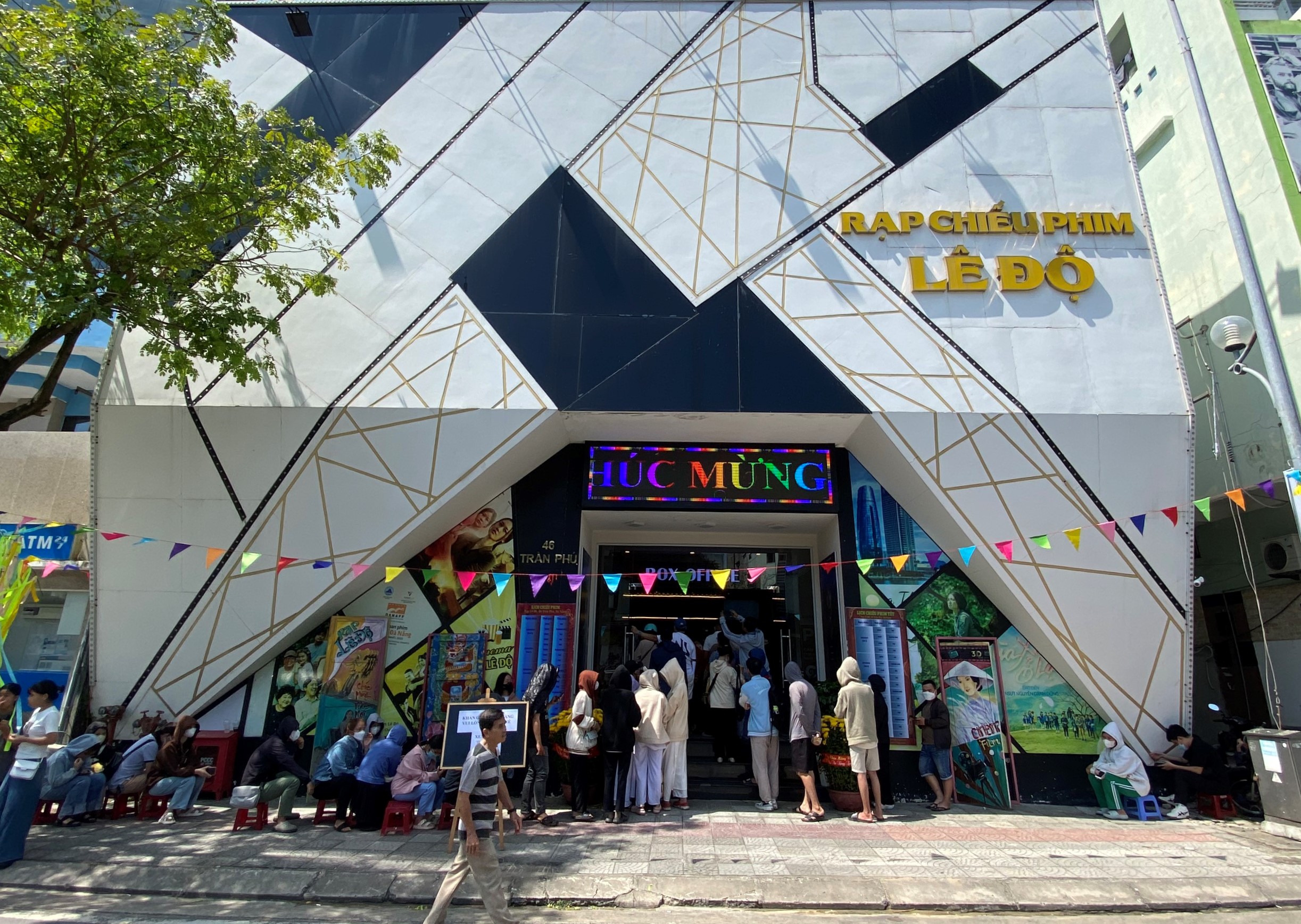 Đà Nẵng: Xếp hàng từ 7 giờ sáng săn vé