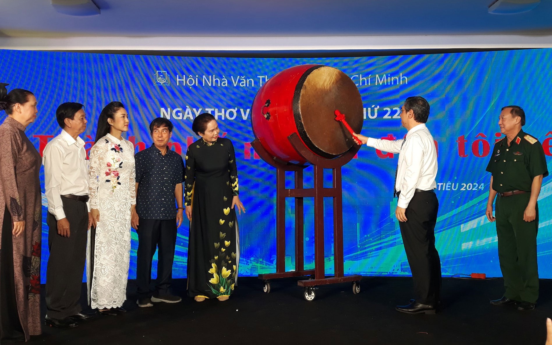 Bữa tiệc thi ca nhiều màu sắc