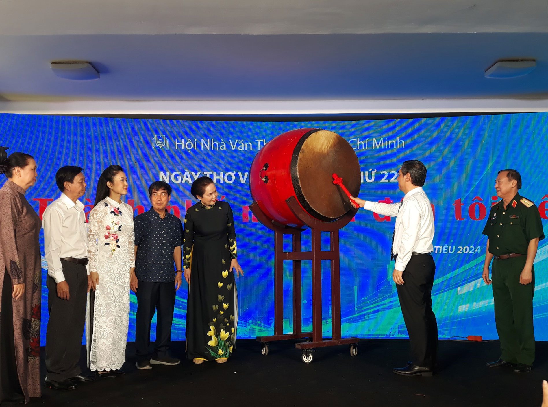 Ph&oacute; B&iacute; thư Th&agrave;nh ủy TP HCM Nguyễn Phước Lộc đ&aacute;nh trống khai mạc Ng&agrave;y thơ Việt Nam 2024 tại TP HCM Ảnh: MAI KHU&Ecirc;