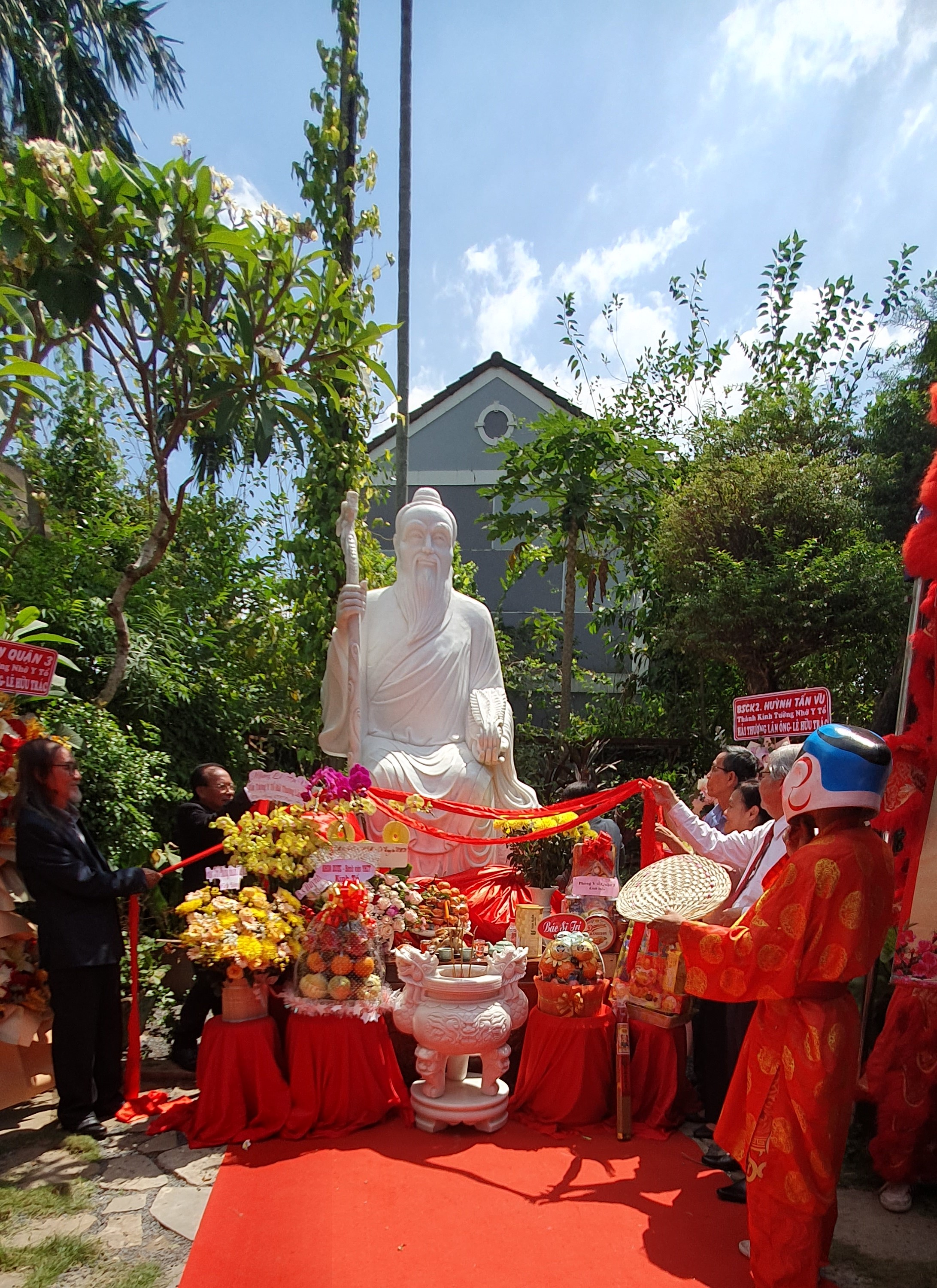 D&acirc;ng hương v&agrave; an tượng Y tổ Hải Thượng L&atilde;n &Ocirc;ng L&ecirc; Hữu Tr&aacute;c- Ảnh 2.