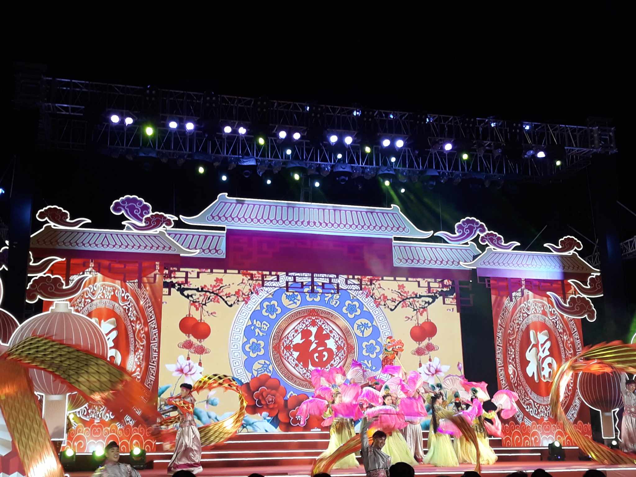 Tưng bừng