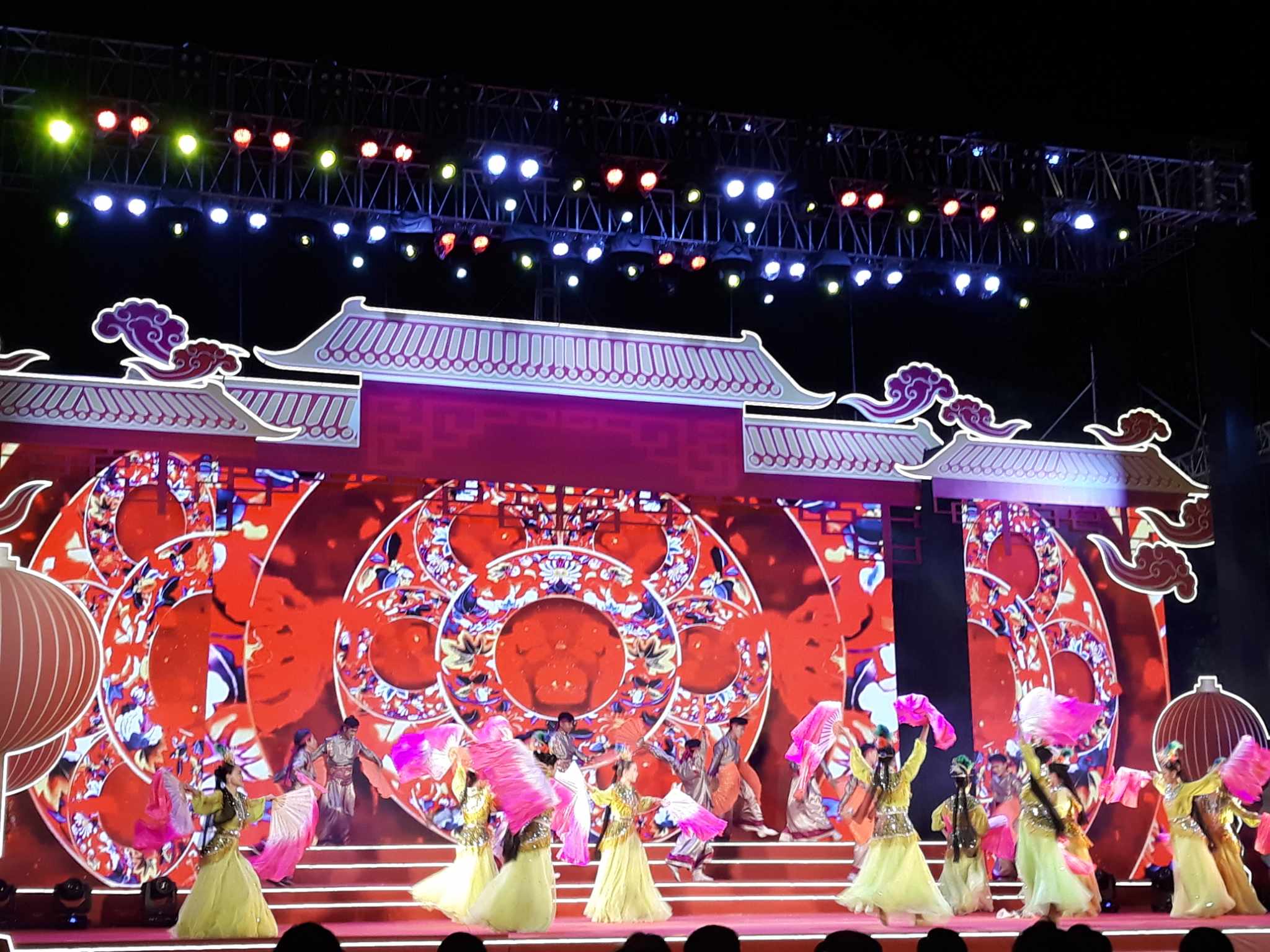 Tưng bừng