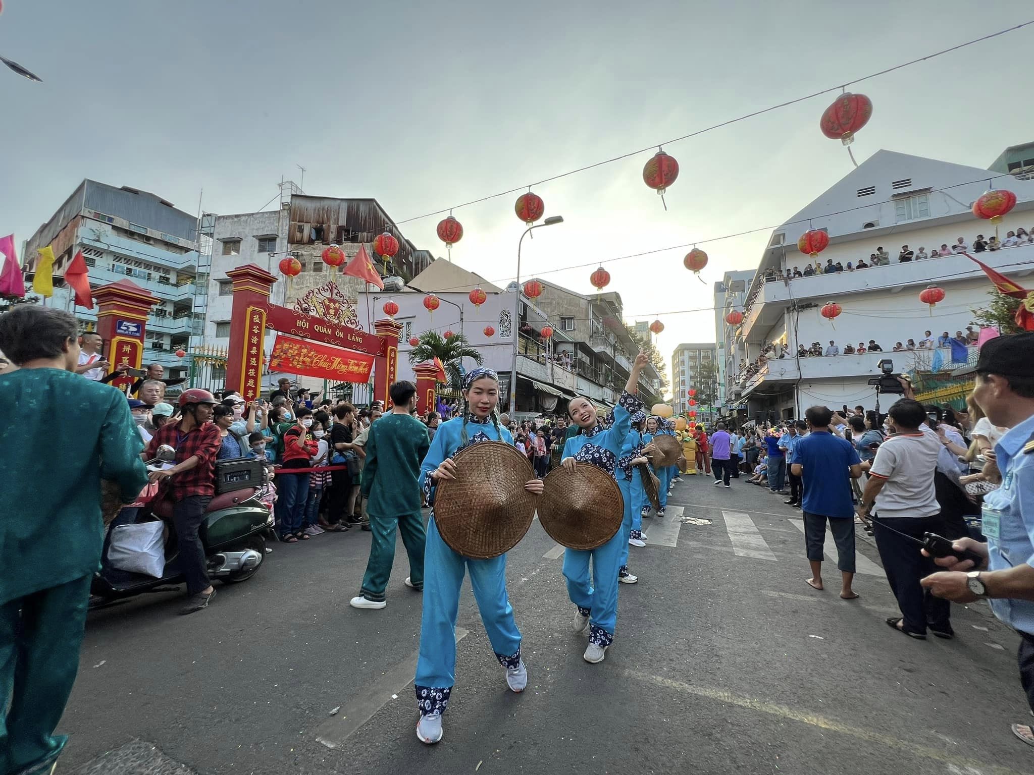 Tưng bừng