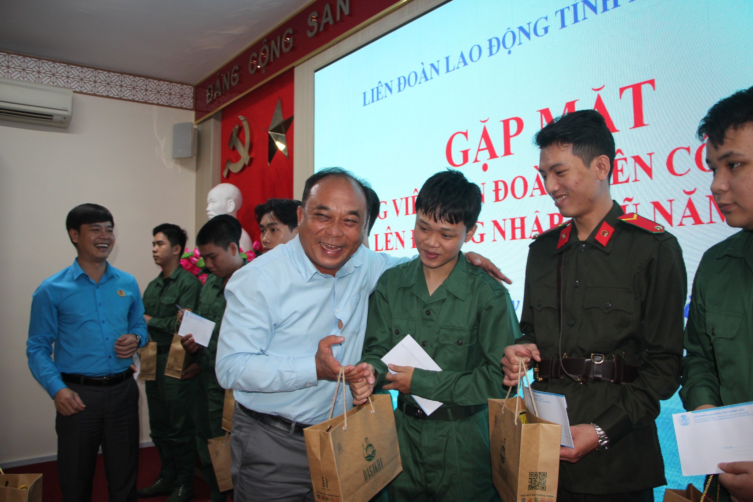 Động viên con em đoàn viên Công đoàn nhập ngũ- Ảnh 4.