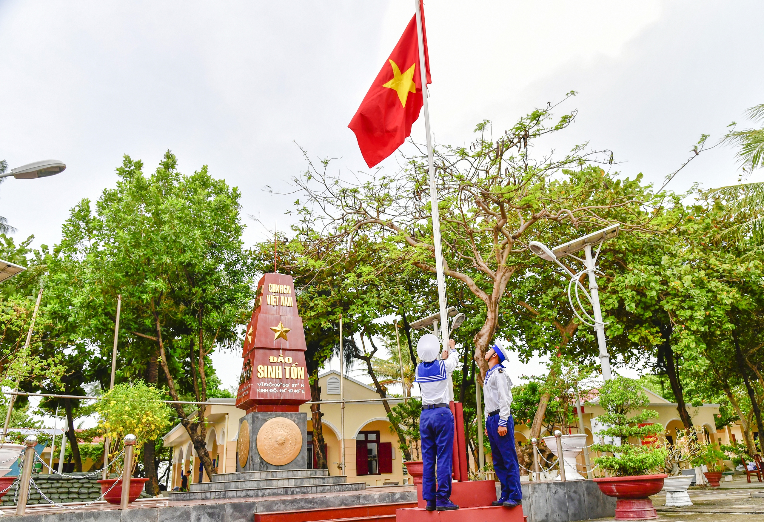 Chế độ treo Quốc kỳ tr&ecirc;n Đảo Sinh Tồn.