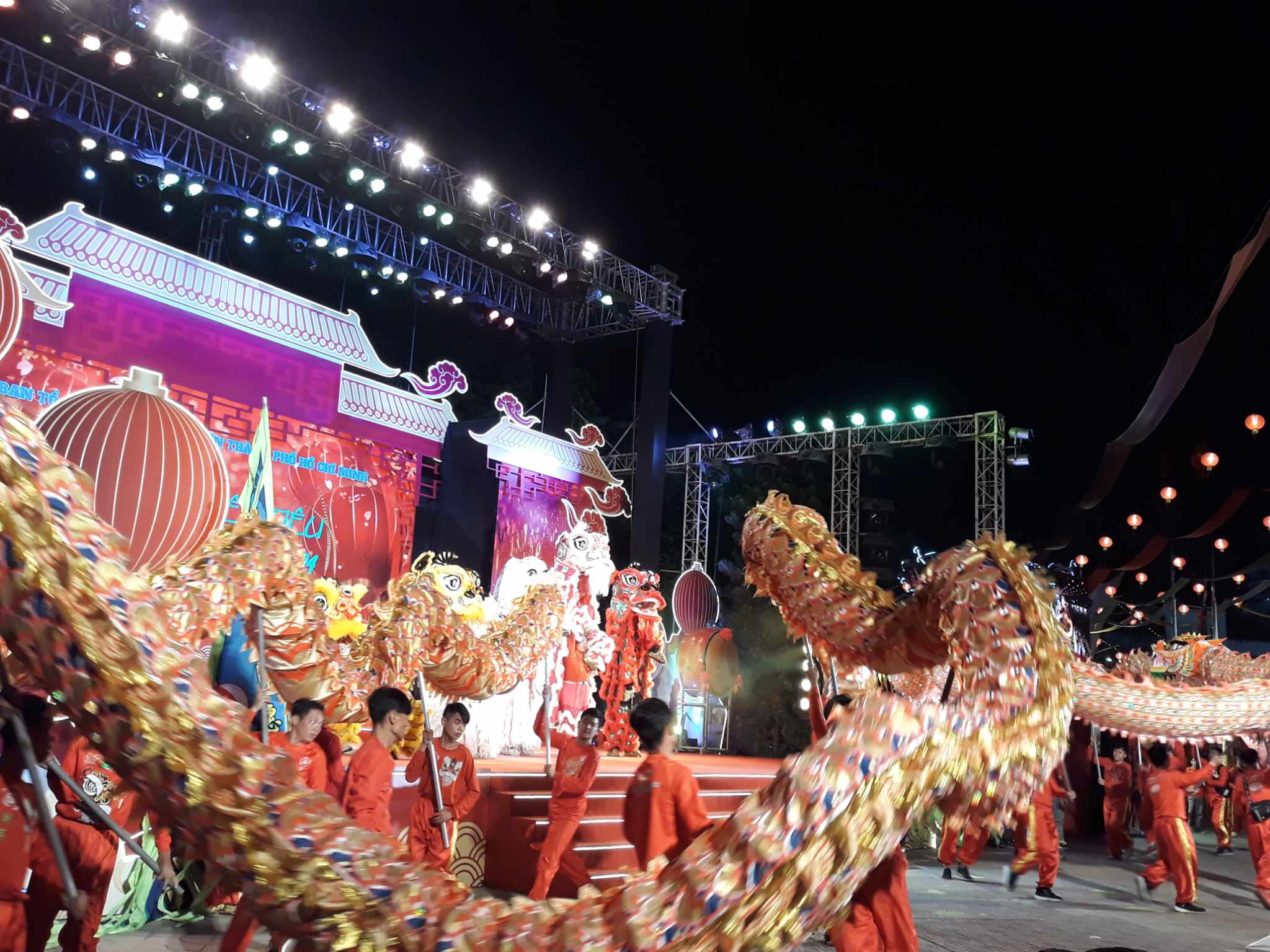 Tưng bừng