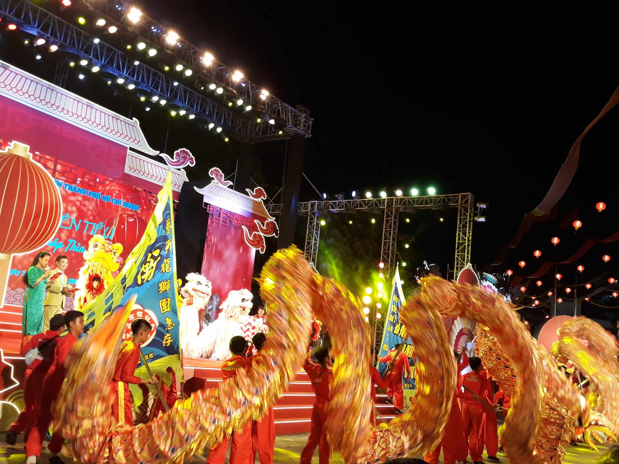 Tưng bừng