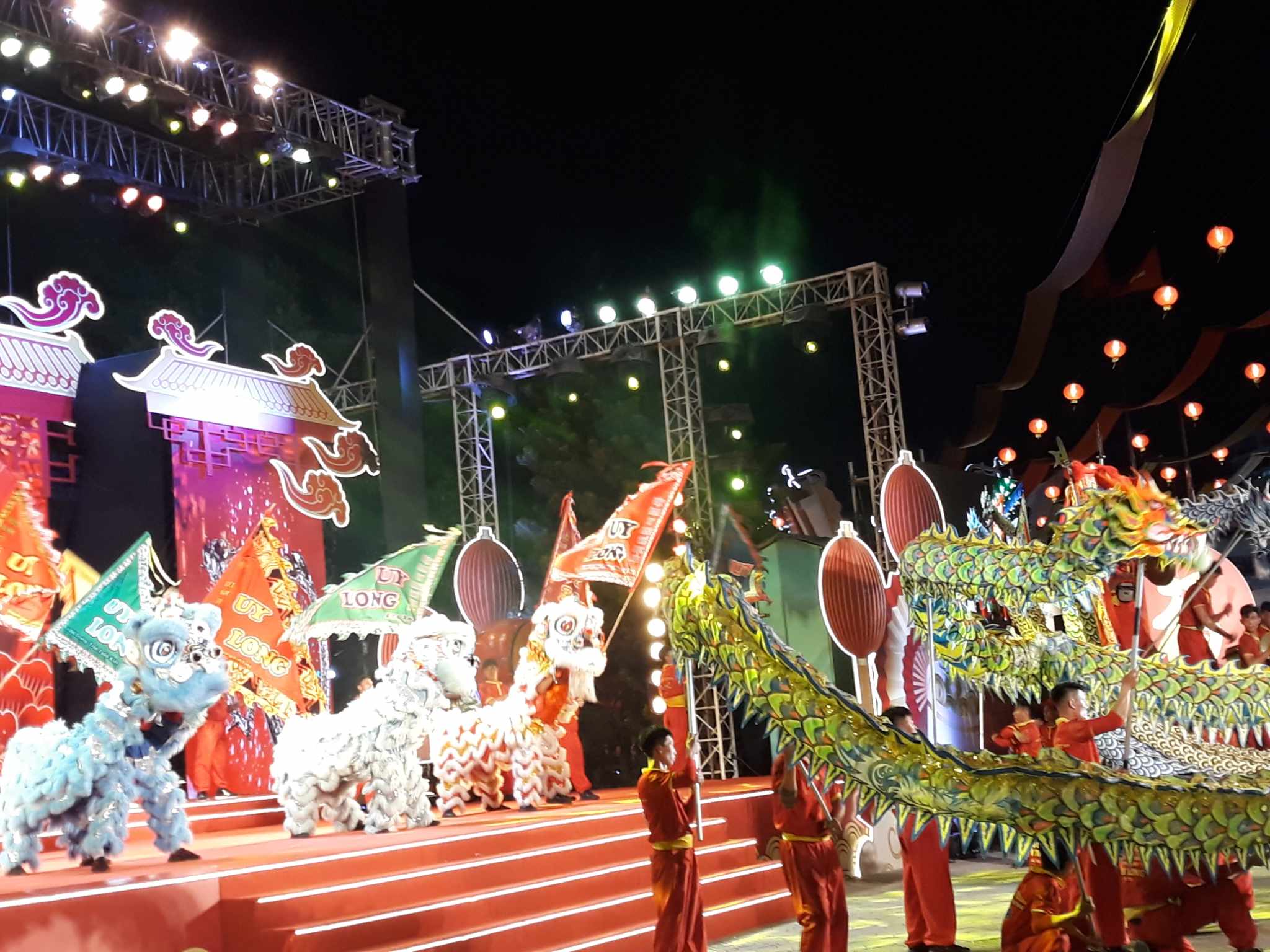 Tưng bừng