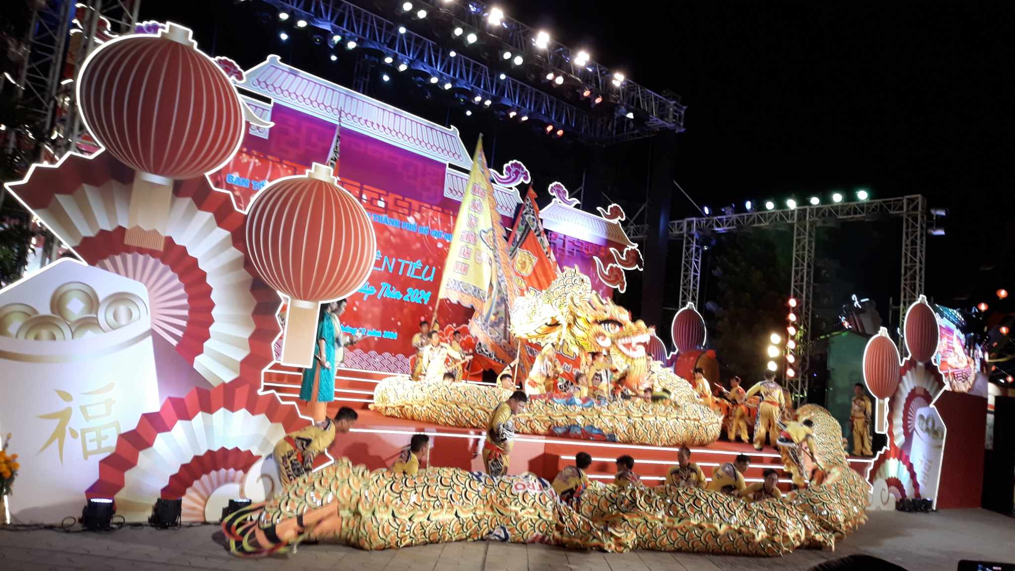 Tưng bừng