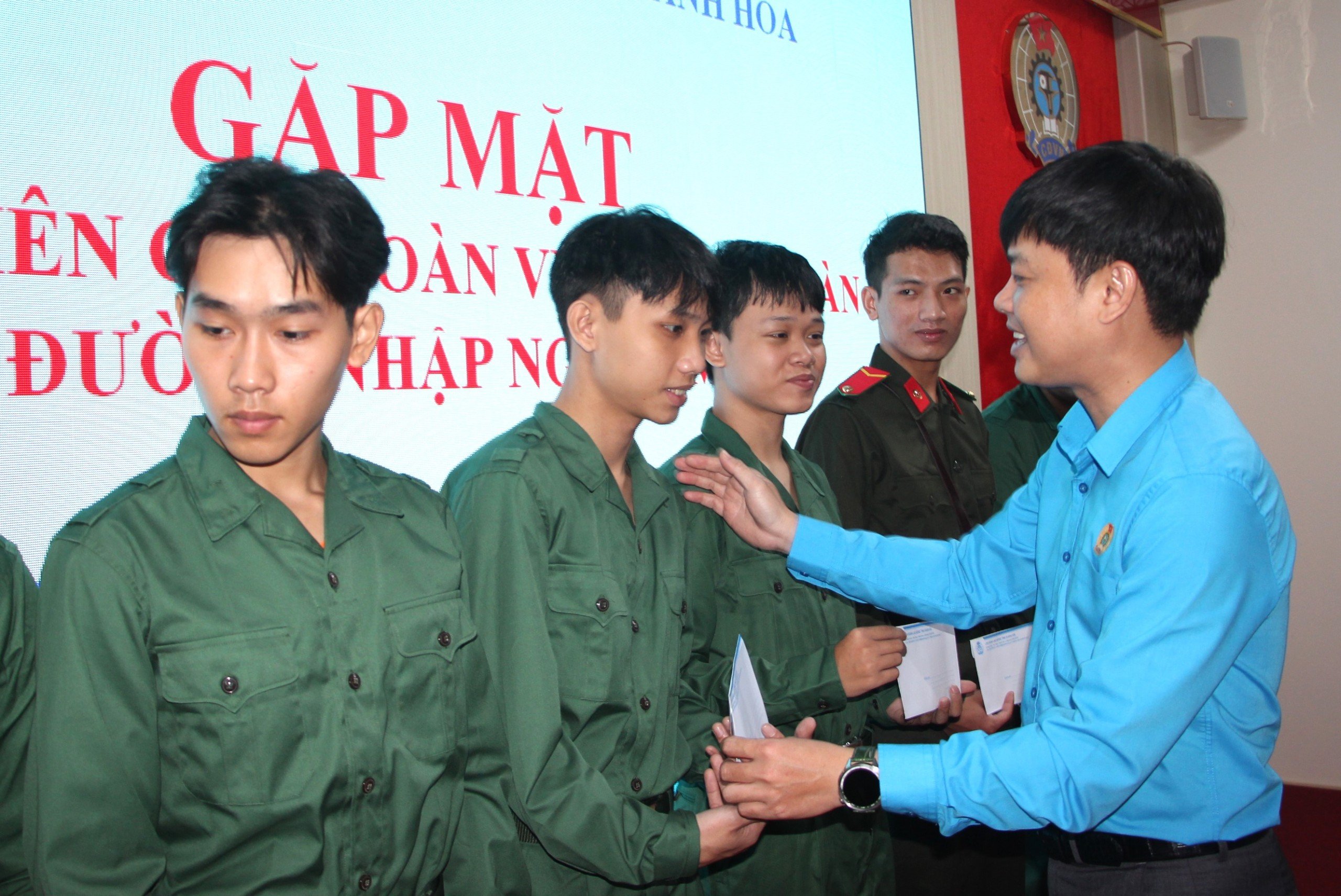 Động viên con em đoàn viên Công đoàn nhập ngũ- Ảnh 3.