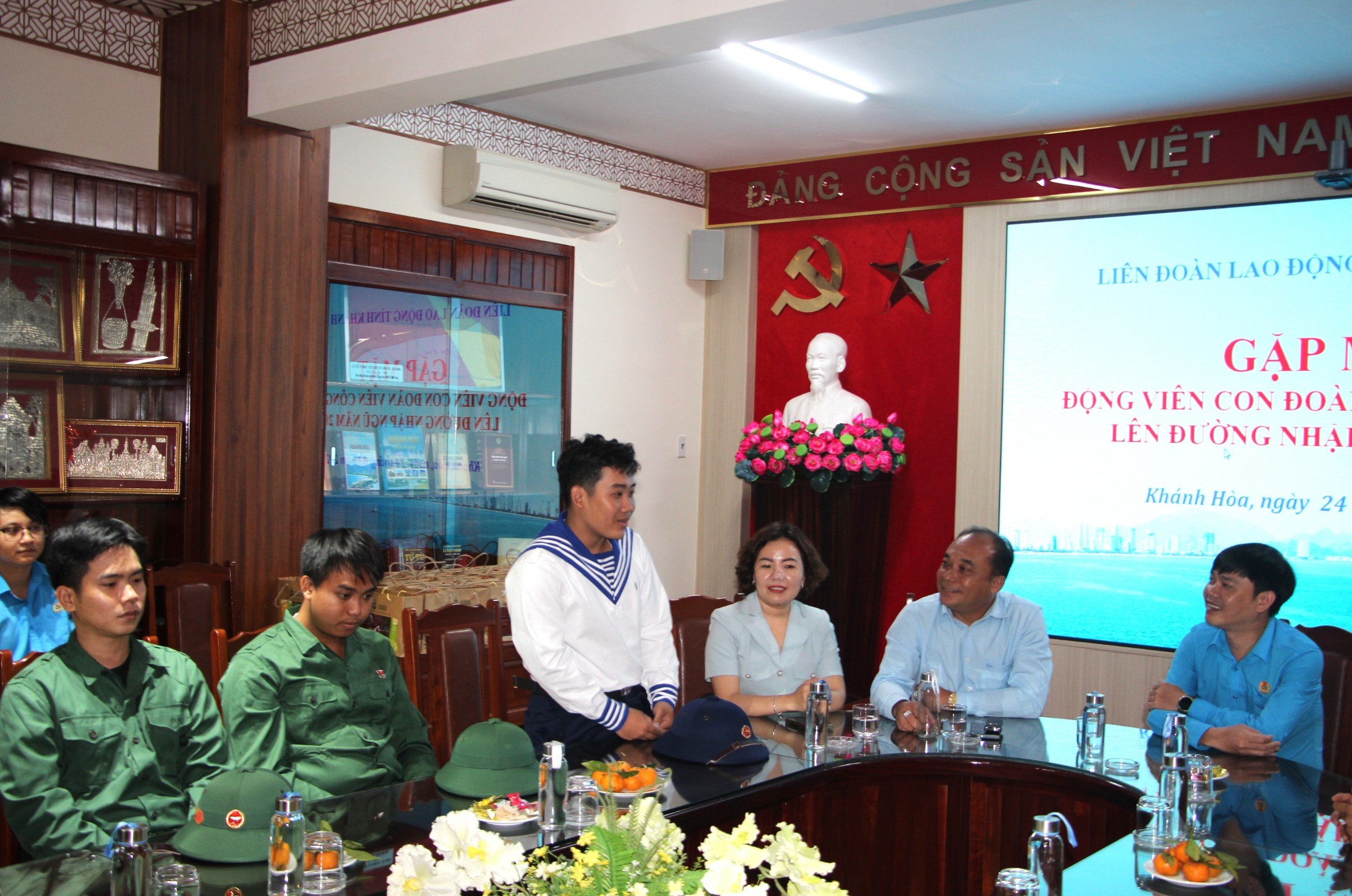Động viên con em đoàn viên Công đoàn nhập ngũ- Ảnh 1.
