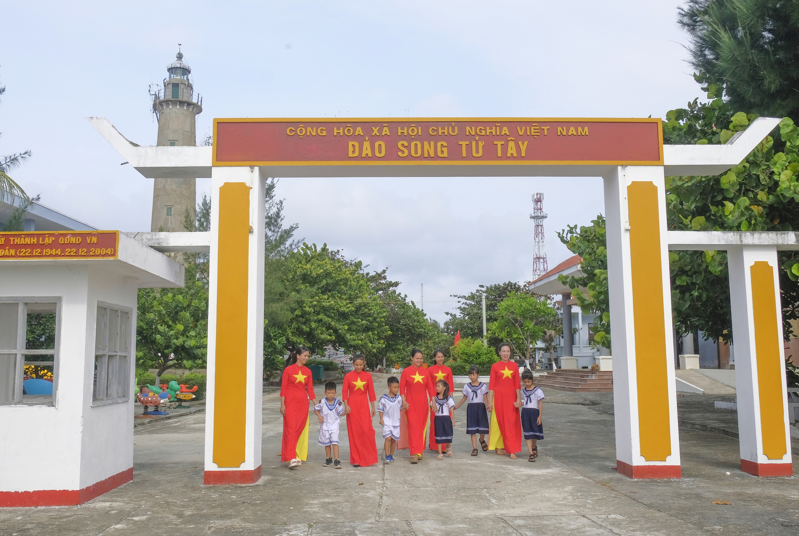 C&ocirc;ng d&acirc;n sinh sống tr&ecirc;n Đảo Song Tử T&acirc;y duy&ecirc;n d&aacute;ng trong t&agrave; &aacute;o d&agrave;i với sắc Cờ Tổ quốc.