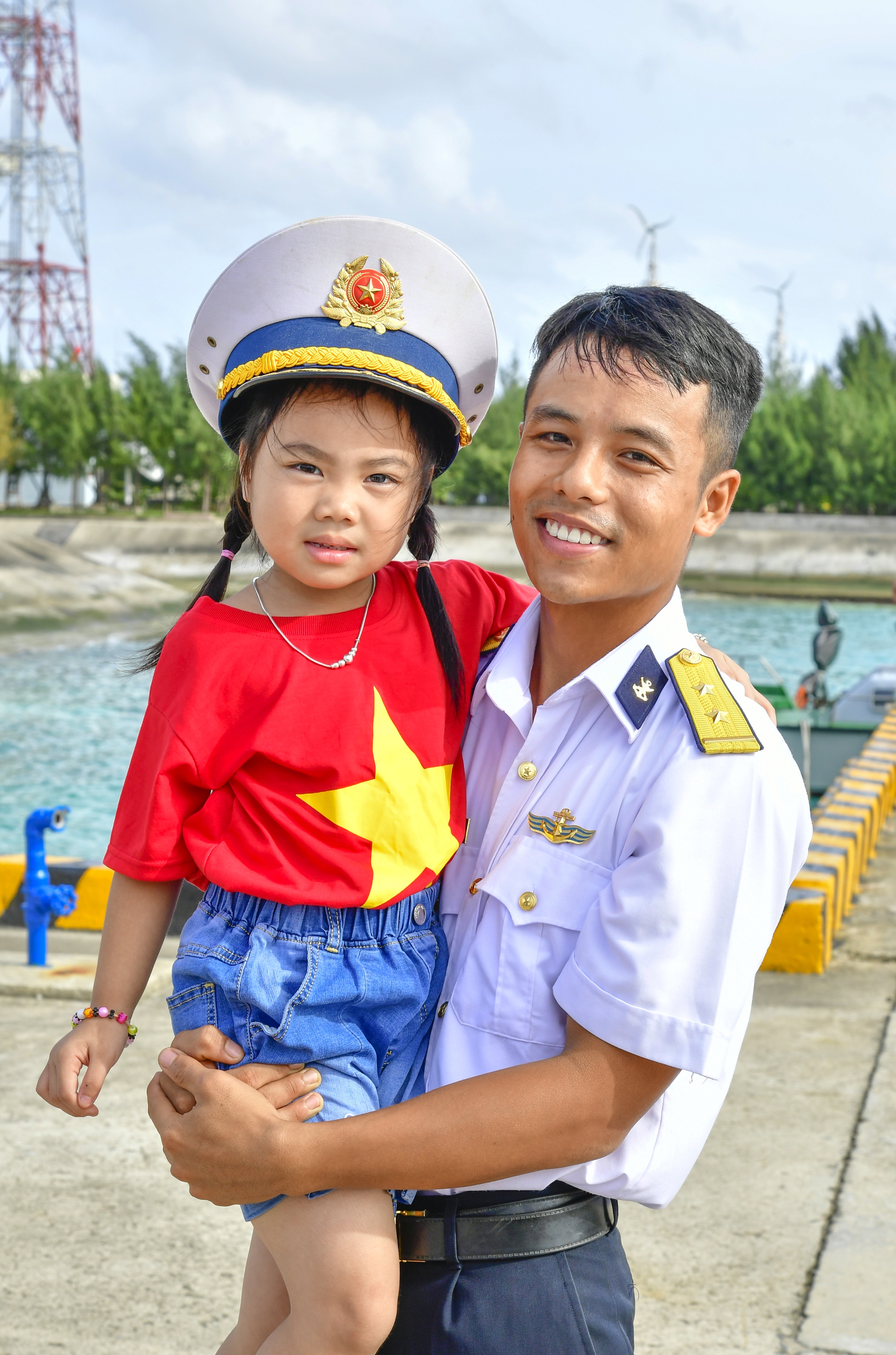 C&ocirc;ng d&acirc;n nh&iacute; trong trang phục in Cờ Tổ quốc tr&ecirc;n Quần đảo Trường Sa lu&ocirc;n được vun đắp t&igrave;nh y&ecirc;u qu&ecirc; hương, biển đảo từ c&aacute;n bộ, chiến sĩ Hải qu&acirc;n.