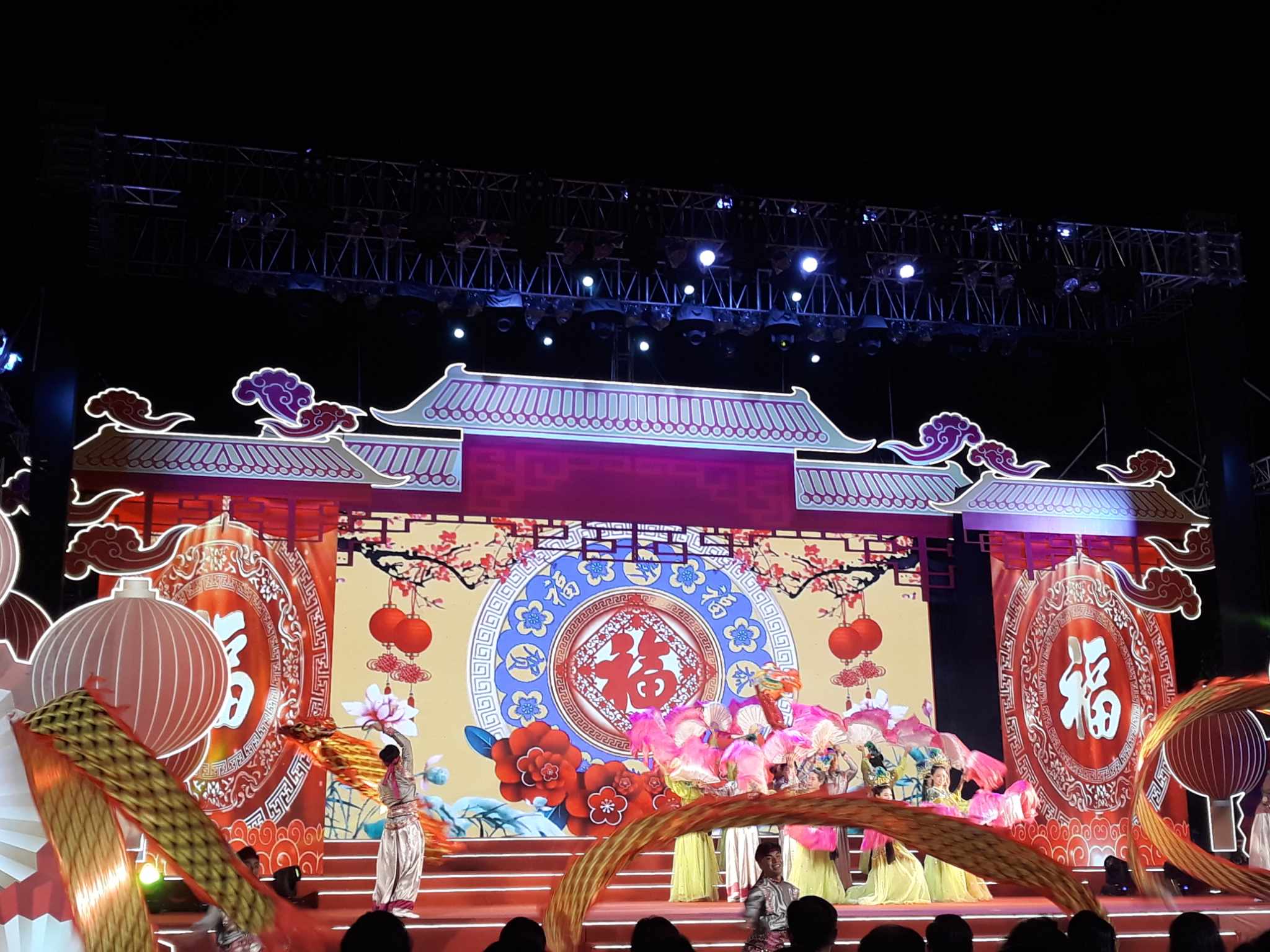 Tưng bừng