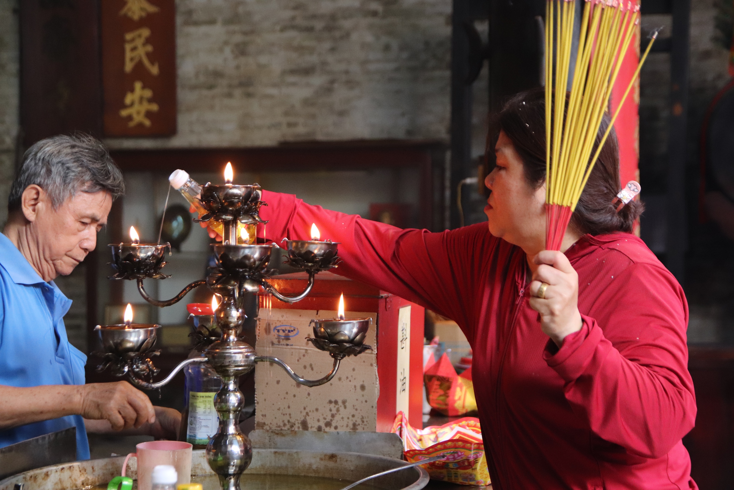 Du khách nườm nượp viếng Chùa Bà Thiên Hậu- Ảnh 4.