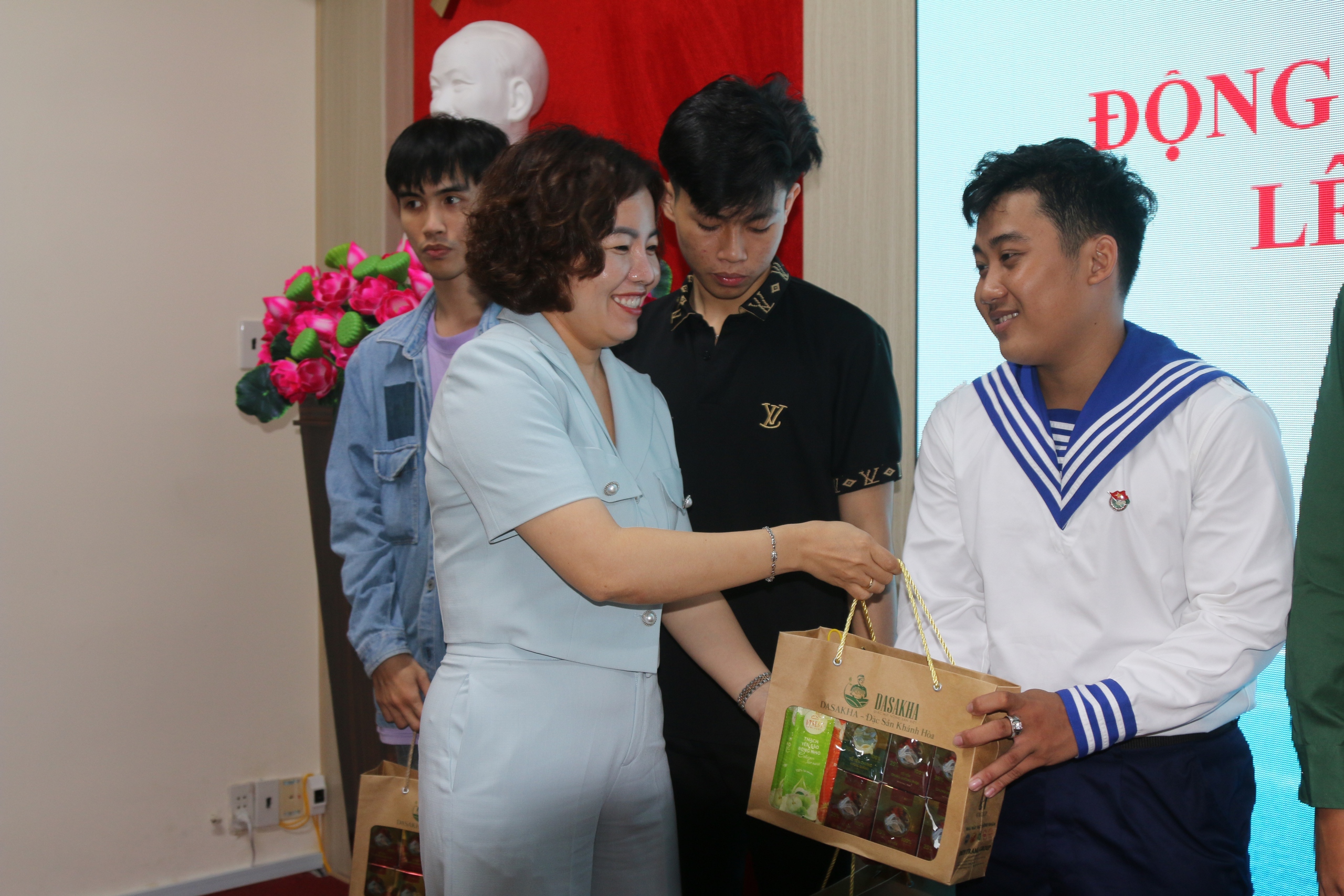 Động viên con em đoàn viên Công đoàn nhập ngũ- Ảnh 6.
