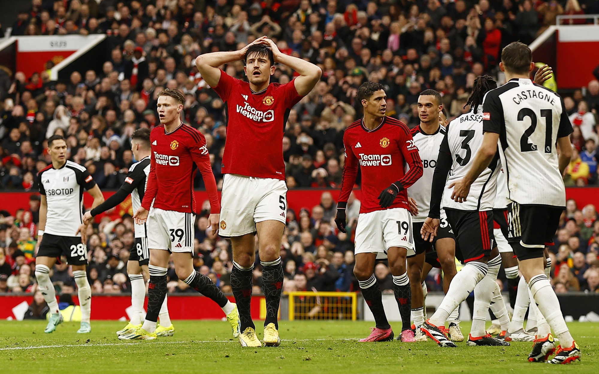 Man United đứt mạch bất bại, Man City dọa chiếm ngôi đầu