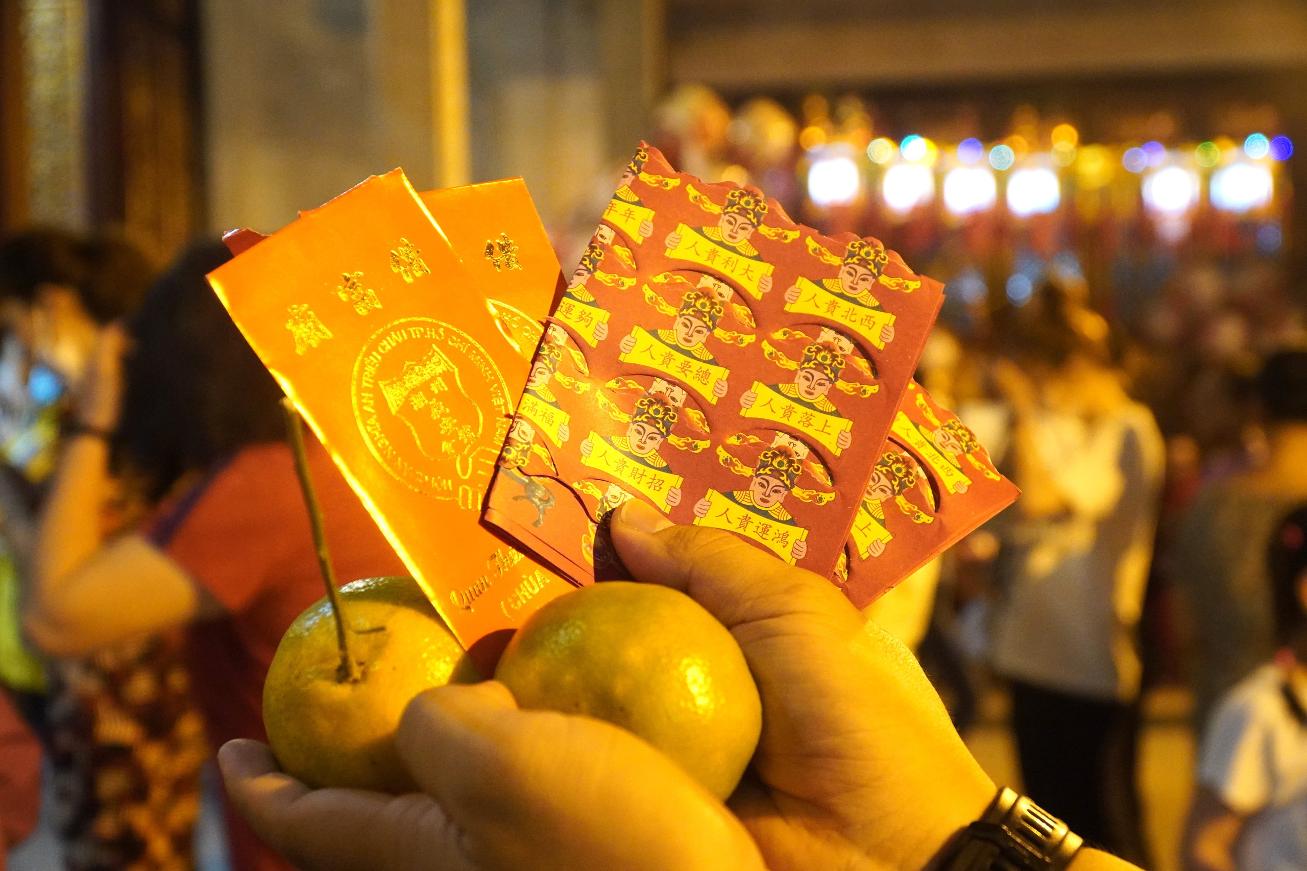 TP HCM: Hàng ngàn người đến vay lộc tại chùa Ông- Ảnh 7.