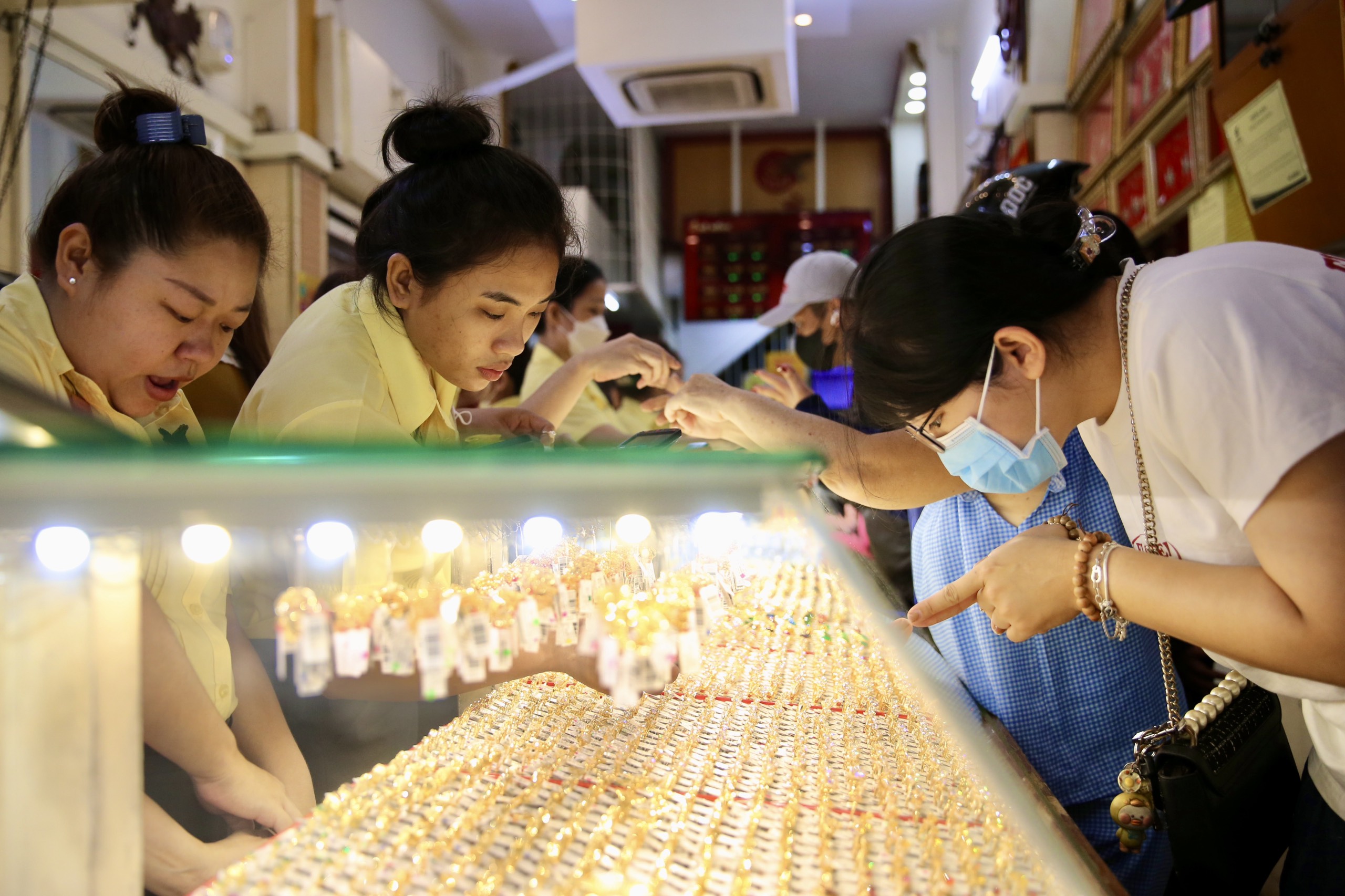 Vàng SJC và vàng nhẫn 24K loạn giá sáng nay- Ảnh 1.