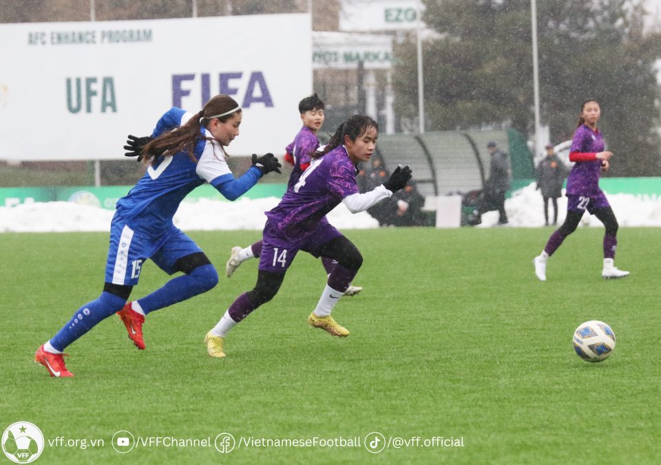 U20 nữ Việt Nam cầm h&ograve;a Uzbekistan dưới trời mưa tuyết- Ảnh 1.