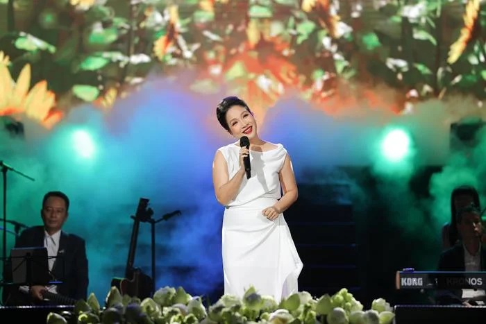 Mỹ Linh hát sai lời vì di chứng "quạt trần rơi trúng đầu"- Ảnh 1.