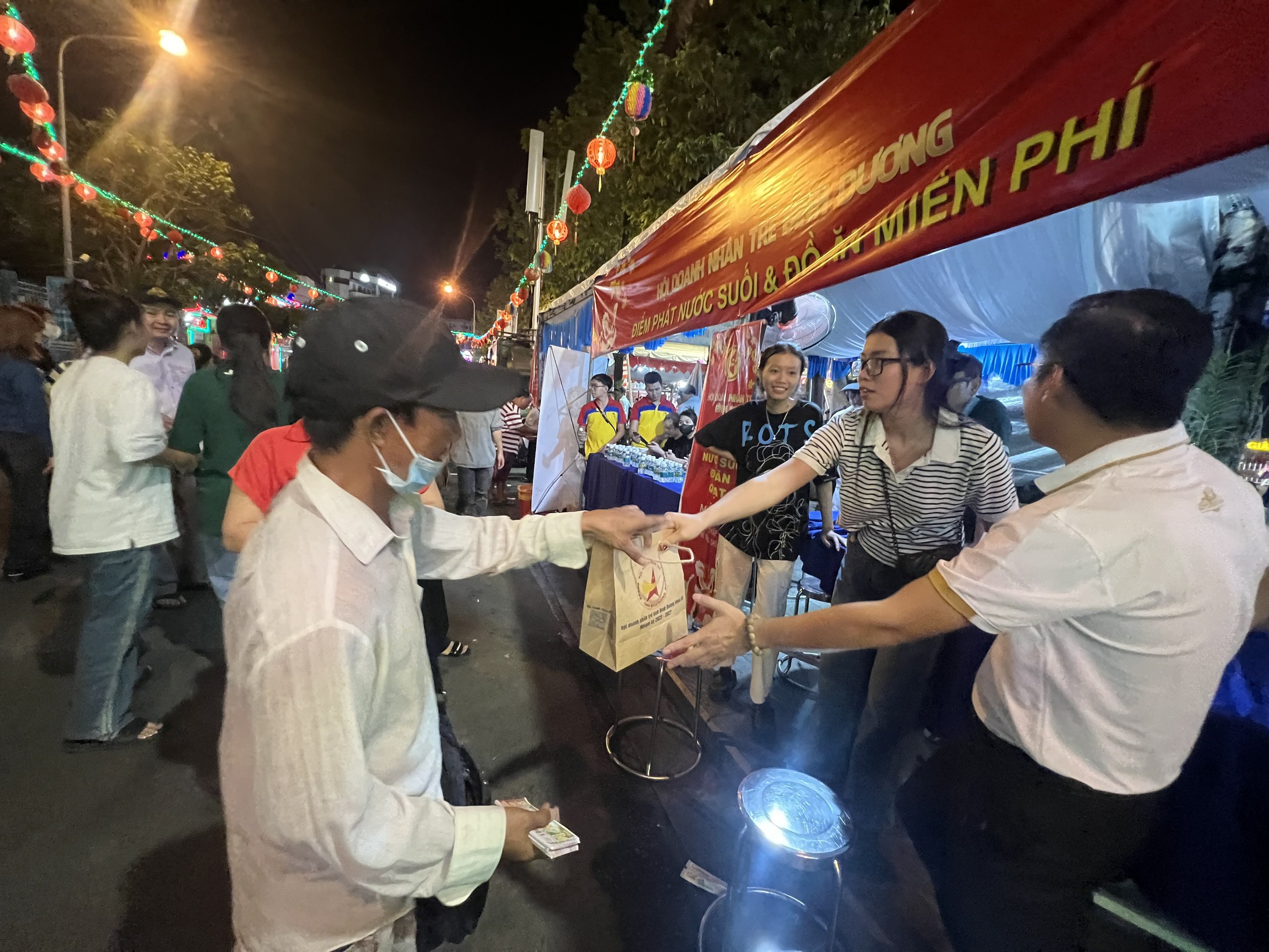 H&igrave;nh ảnh quen thuộc ở B&igrave;nh Dương trong dịp rằm th&aacute;ng Gi&ecirc;ng- Ảnh 13.