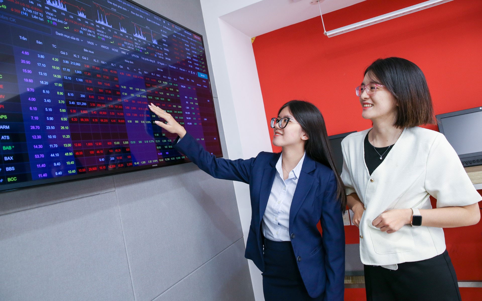 Đua cho vay lãi suất thấp để đầu tư chứng khoán