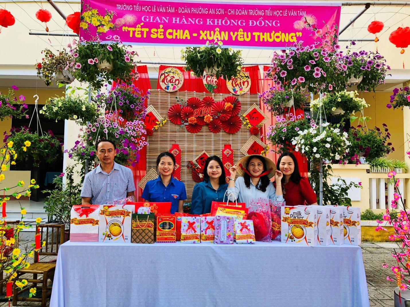 Gian hàng 0 đồng “Tết sẻ chia - Xuân yêu thương” của Trường Tiểu học Lê Văn Tám (TP Tam Kỳ, tỉnh Quảng Nam) Ảnh: TRẦN THỊ THU HOÀI