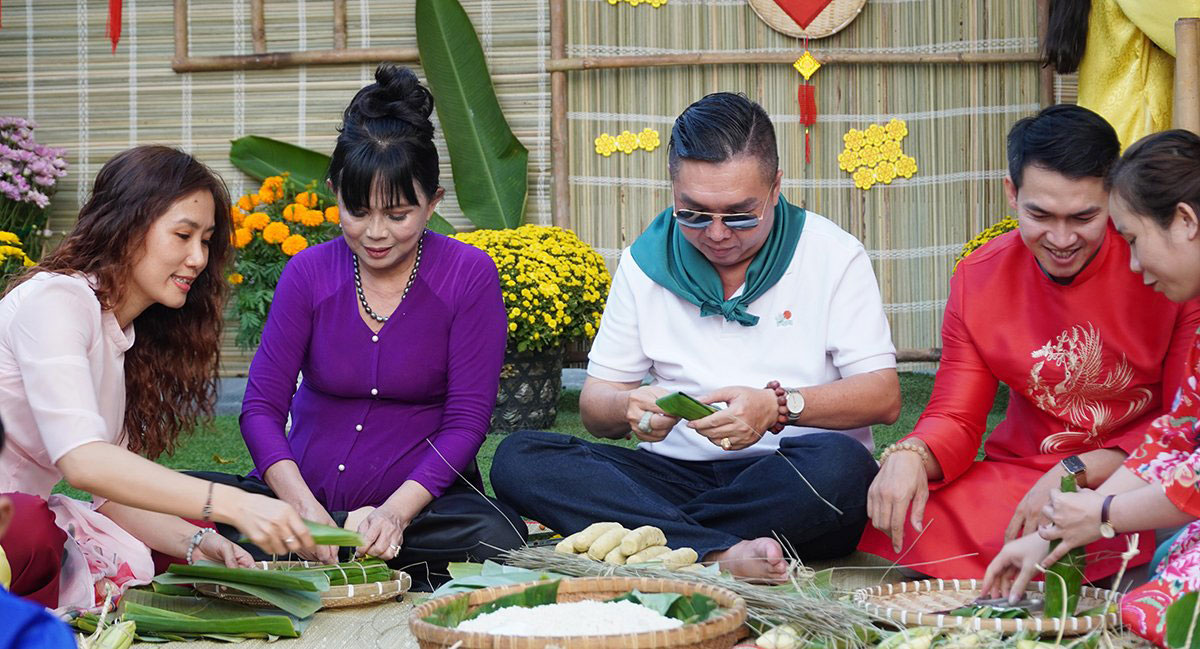 Gói bánh tét tặng người già, người nghèo và văn nghệ sĩ lớn tuổi có nhiều cống hiến cho nghệ thuật ở TP HCM vào đêm 24 tháng chạp. Ảnh: TRƯƠNG QUỐC PHONG