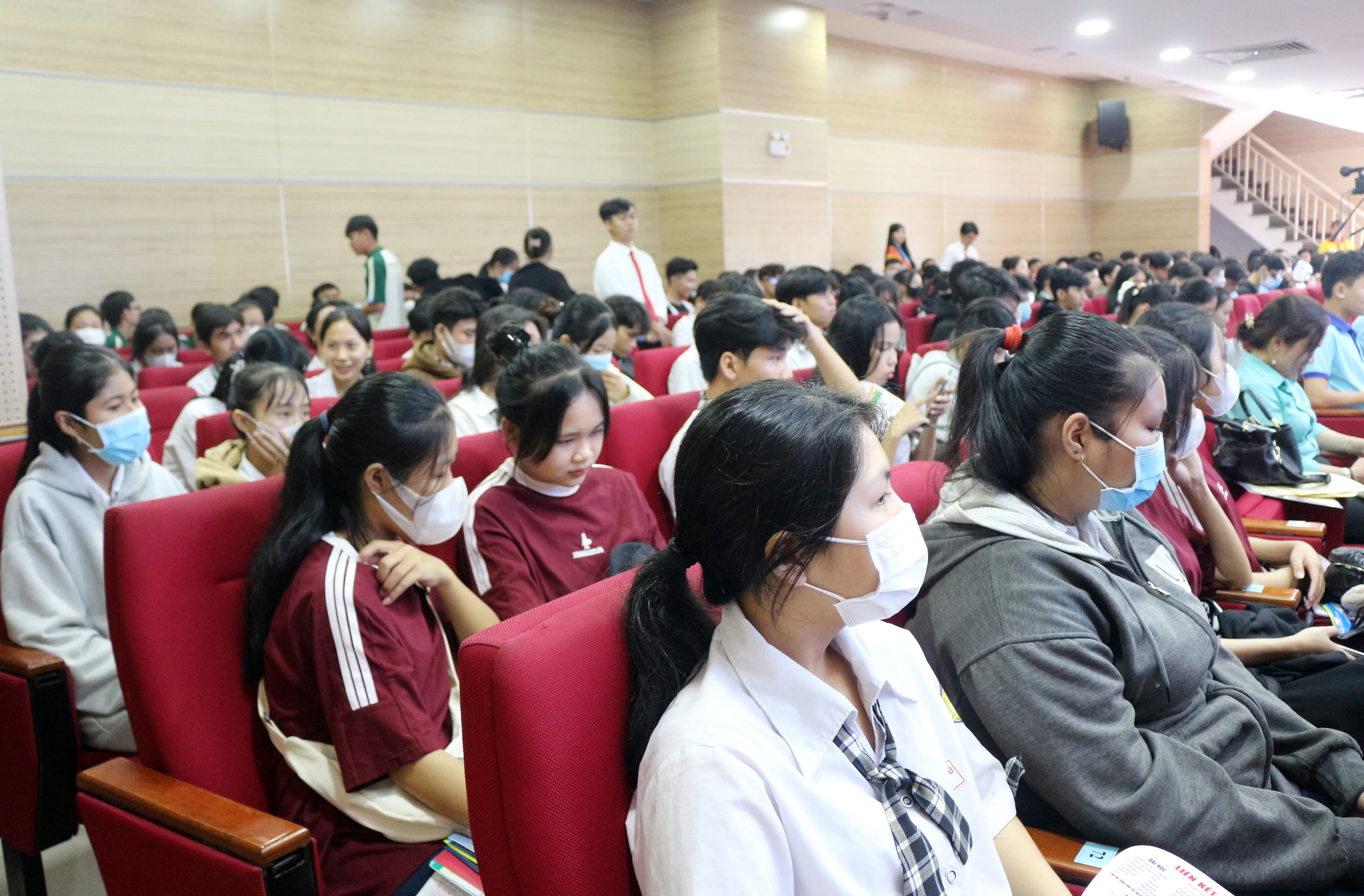 Trường ĐH Cửu Long đ&oacute;n hơn 6.000 học sinh, thầy c&ocirc; đến tư vấn tuyển sinh- Ảnh 3.