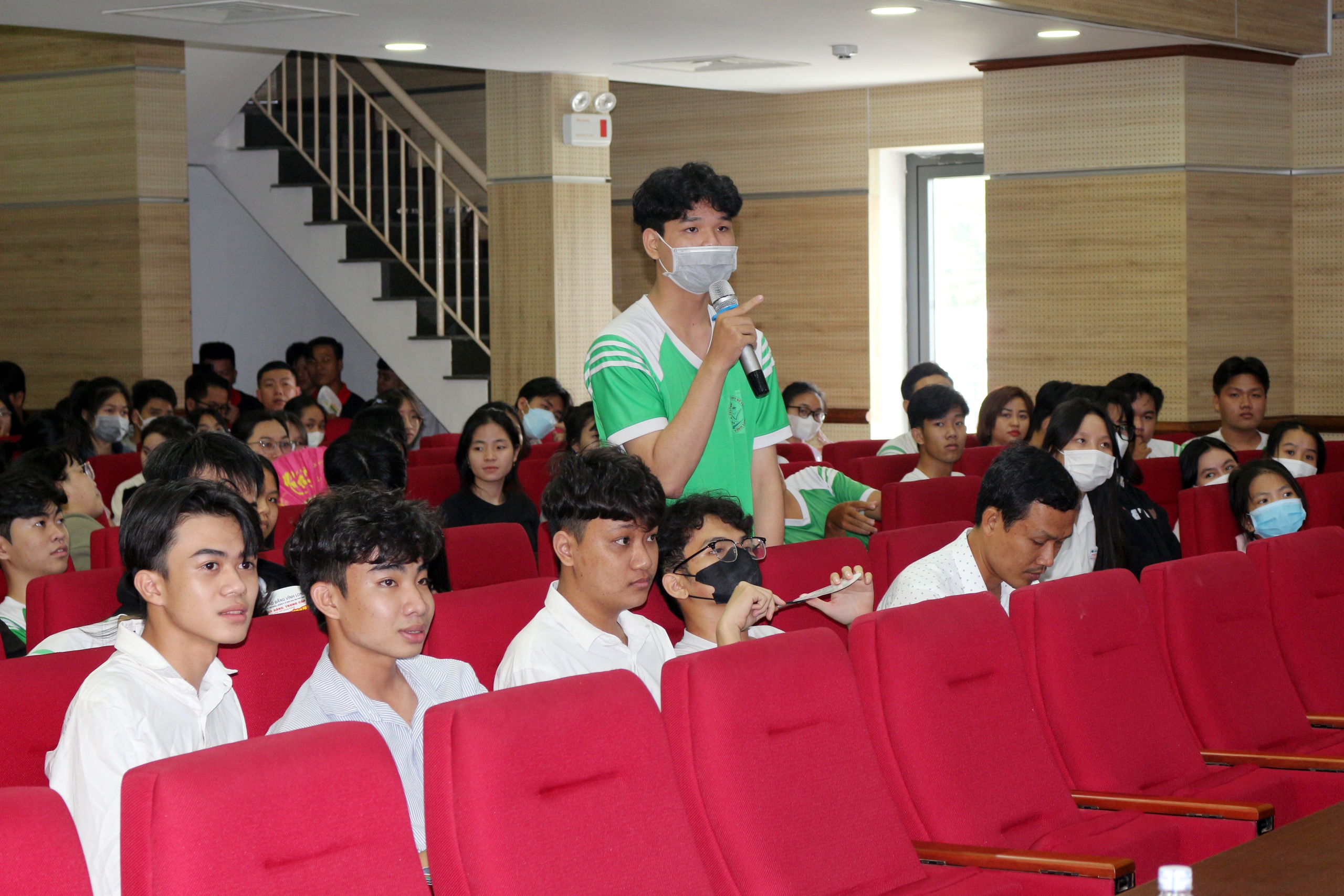 Trường ĐH Cửu Long đ&oacute;n hơn 6.000 học sinh, thầy c&ocirc; đến tư vấn tuyển sinh- Ảnh 4.