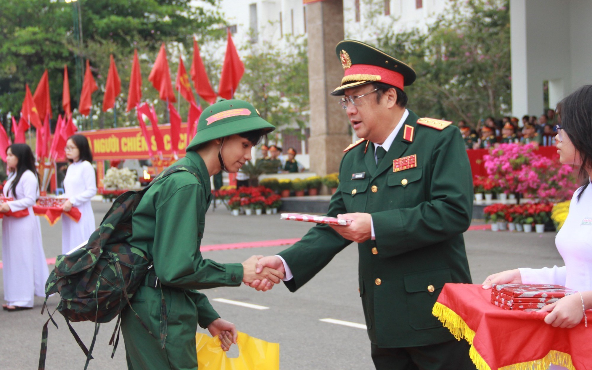 Tân binh lên đường nhập ngũ