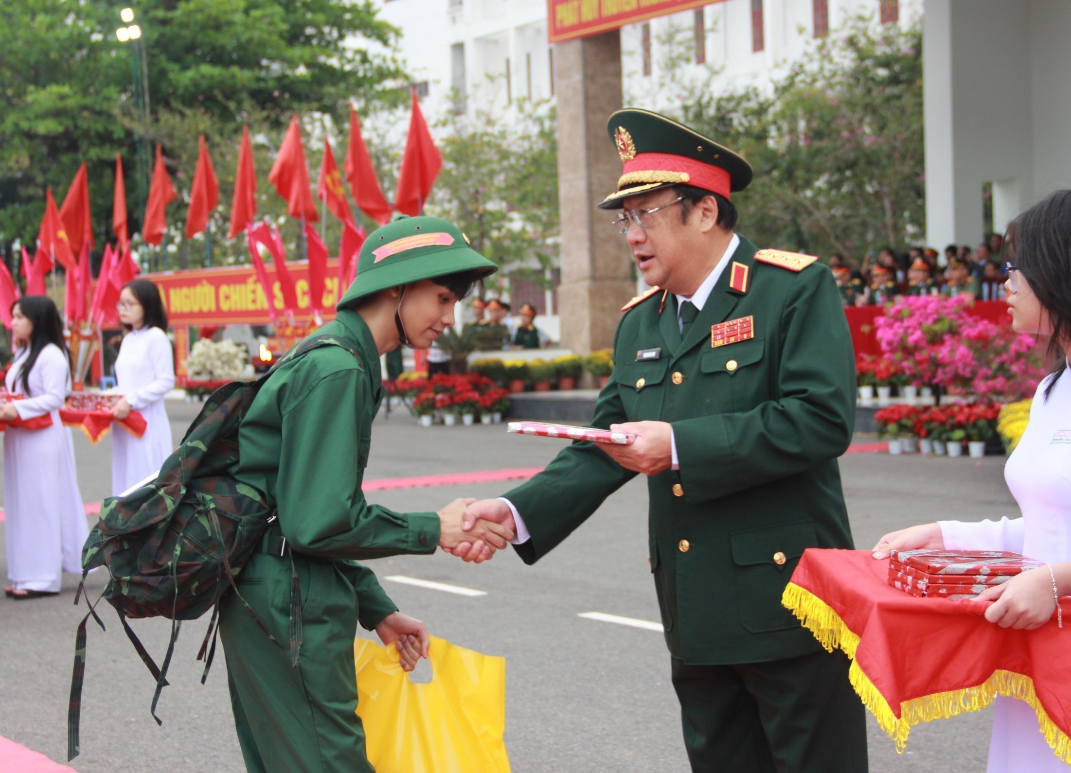 T&acirc;n binh l&ecirc;n đường nhập ngũ- Ảnh 1.