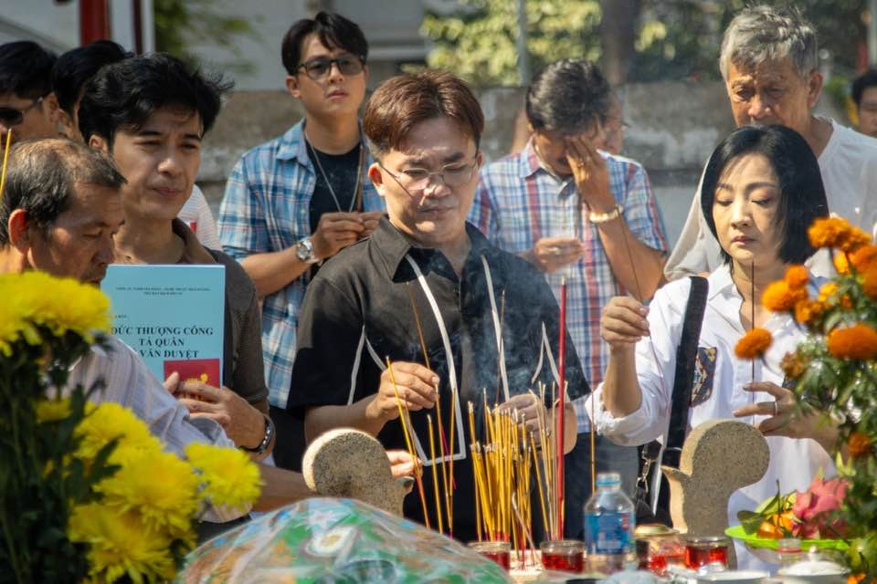 Đại Nghĩa, Đ&igrave;nh To&agrave;n, Mỹ Duy&ecirc;n x&uacute;c động trong ng&agrave;y viếng Lẵng 