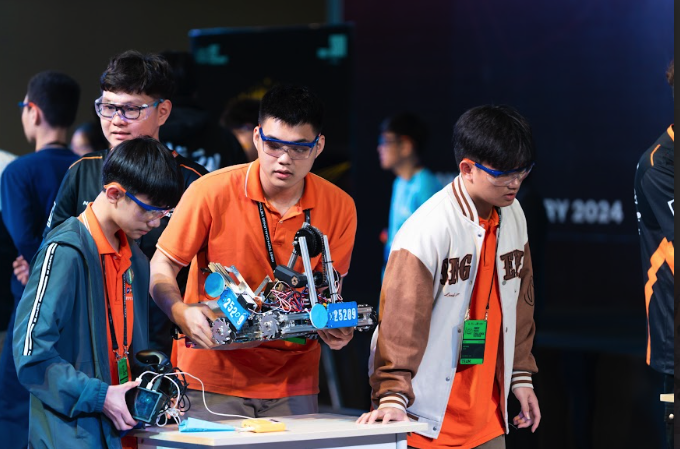Nh&oacute;m học sinh Đ&agrave; Nẵng tới Mỹ thi chế tạo v&agrave; vận h&agrave;nh robot- Ảnh 2.
