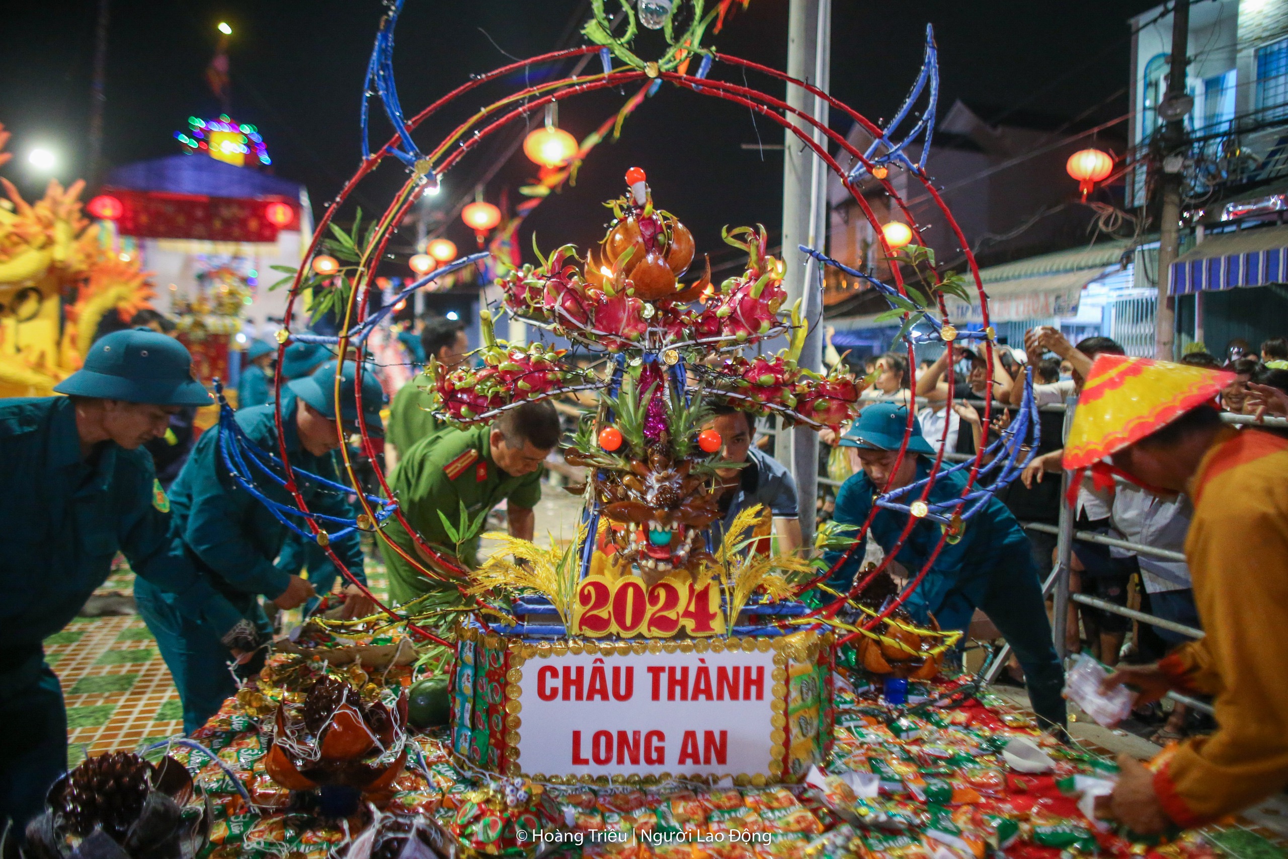 H&agrave;ng ng&agrave;n người tranh lộc trong đ&ecirc;m tại lễ hội L&agrave;m Chay- Ảnh 15.