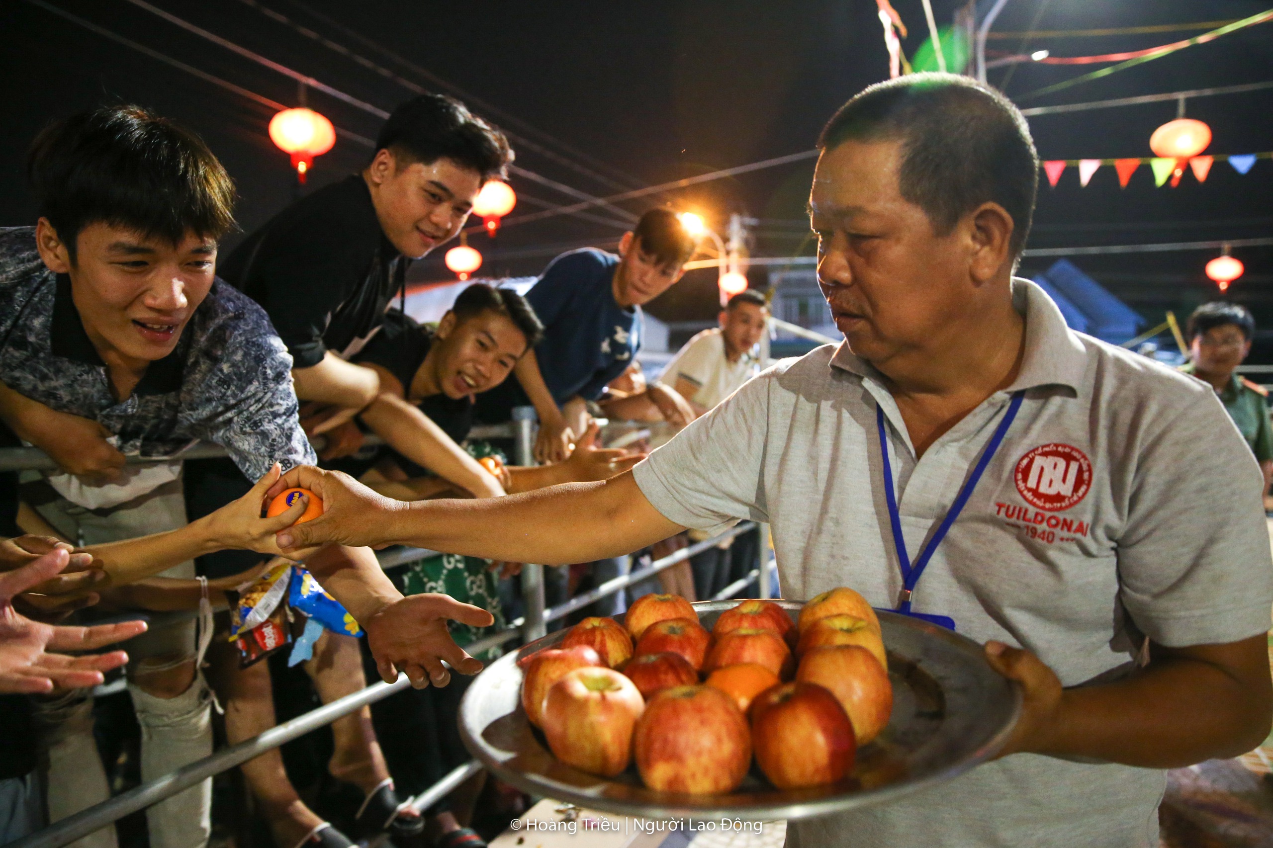 H&agrave;ng ng&agrave;n người tranh lộc trong đ&ecirc;m tại lễ hội L&agrave;m Chay- Ảnh 14.