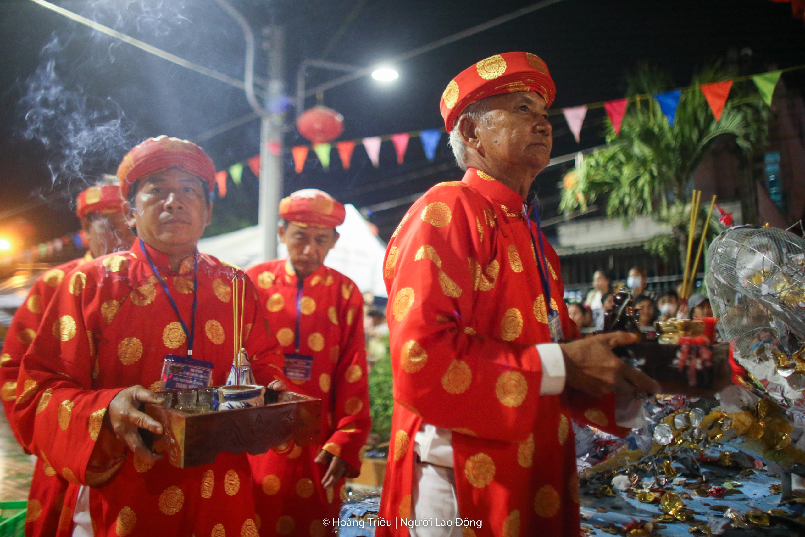 H&agrave;ng ng&agrave;n người tranh lộc trong đ&ecirc;m tại lễ hội L&agrave;m Chay- Ảnh 2.